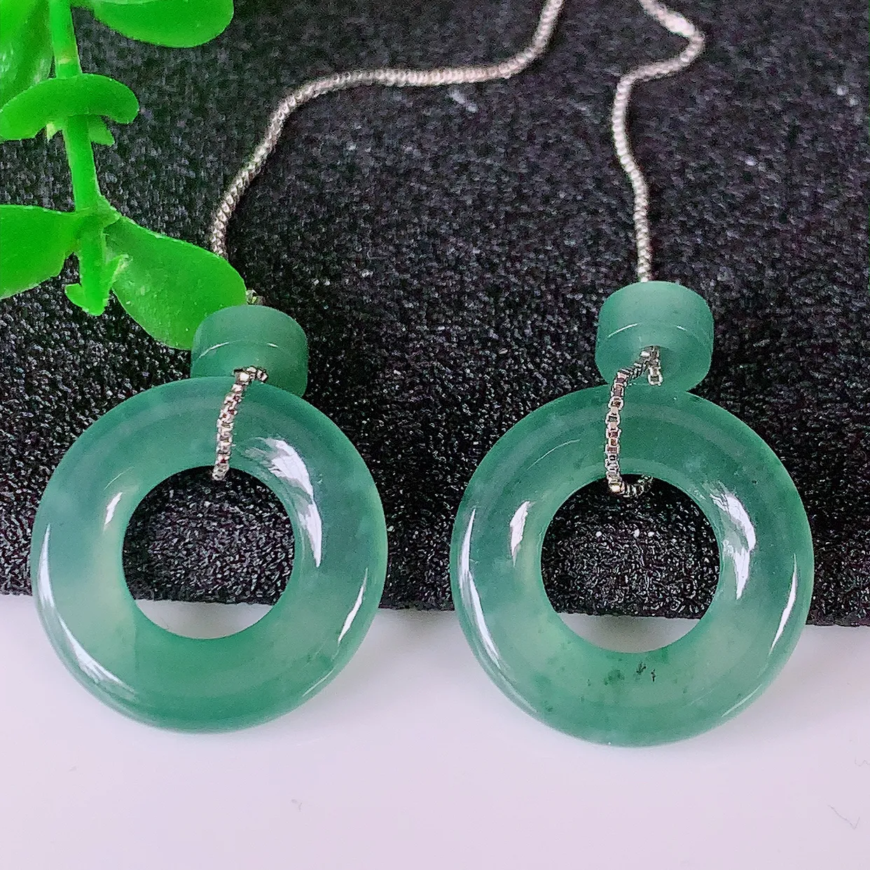 自然光实拍，冰种飘花翡翠一对平安扣耳坠，翠色灵动，玉质细腻，颜色漂亮，品相佳，佩戴佳品！配图银线 #185.2平安扣尺寸16.6*2.8mm