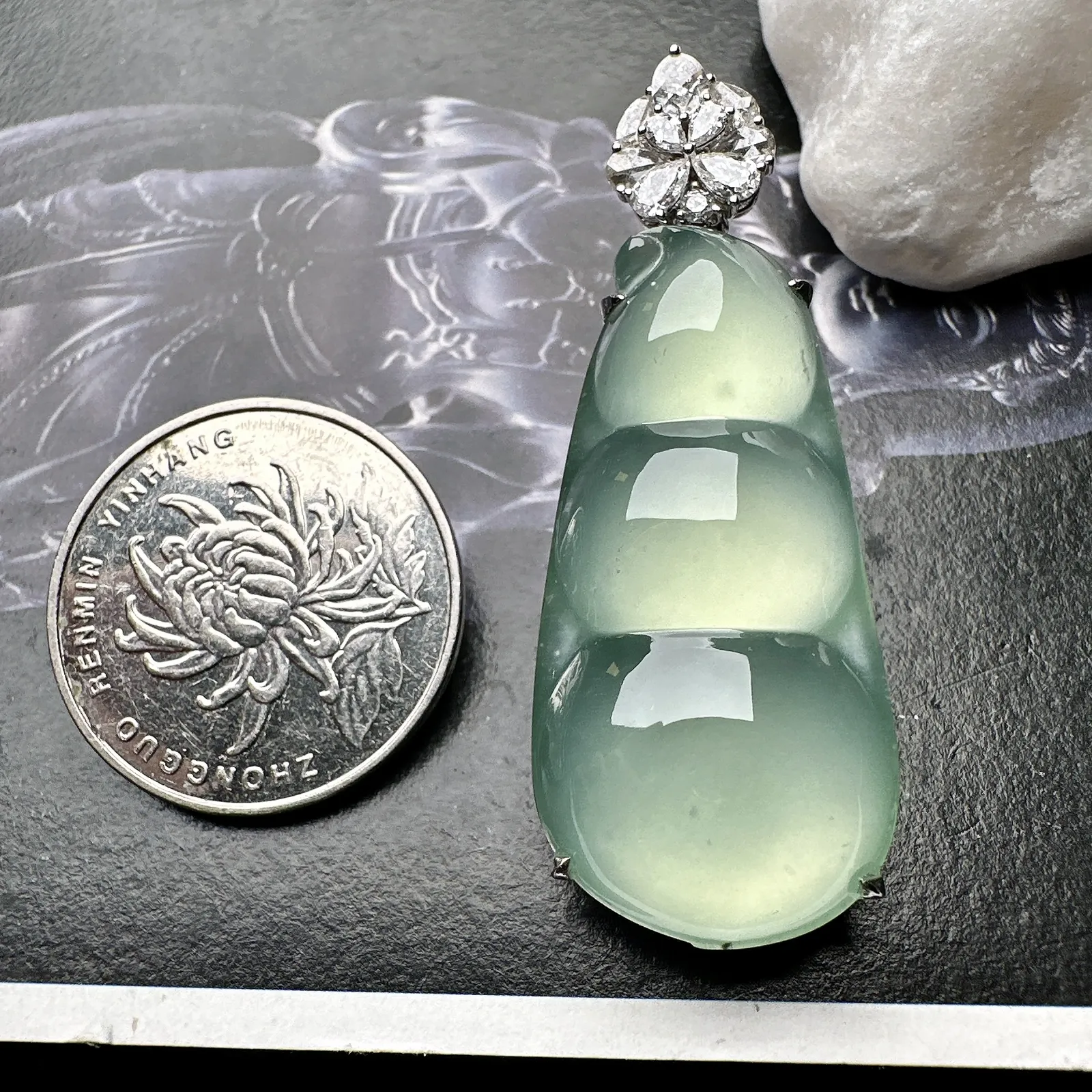 【冰种晴绿福豆吊坠】种地上乘，冰感十足，通透起光，饱满圆润，收藏品质，18k金钻镶嵌，裸石尺寸38.2*18.5*6.6毫米
