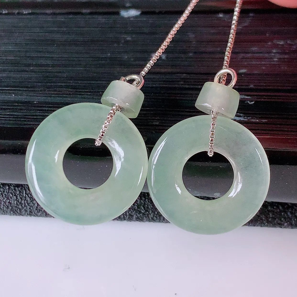 自然光实拍，冰种翡翠一对平安扣耳坠，翠色灵动，玉质细腻，颜色漂亮，品相佳，佩戴佳品！配图银线 #186.2平安扣尺寸14.6*2.5mm