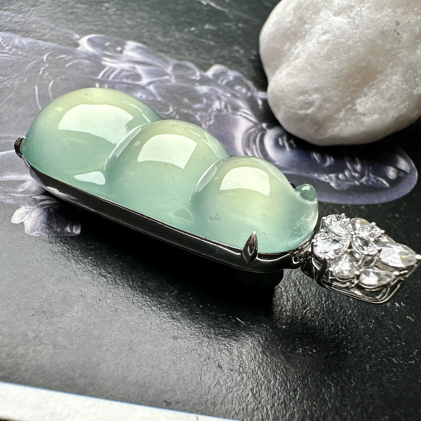 【冰种晴绿福豆吊坠】种地上乘，冰感十足，通透起光，饱满圆润，收藏品质，18k金钻镶嵌，裸石尺寸38.2*18.5*6.6毫米