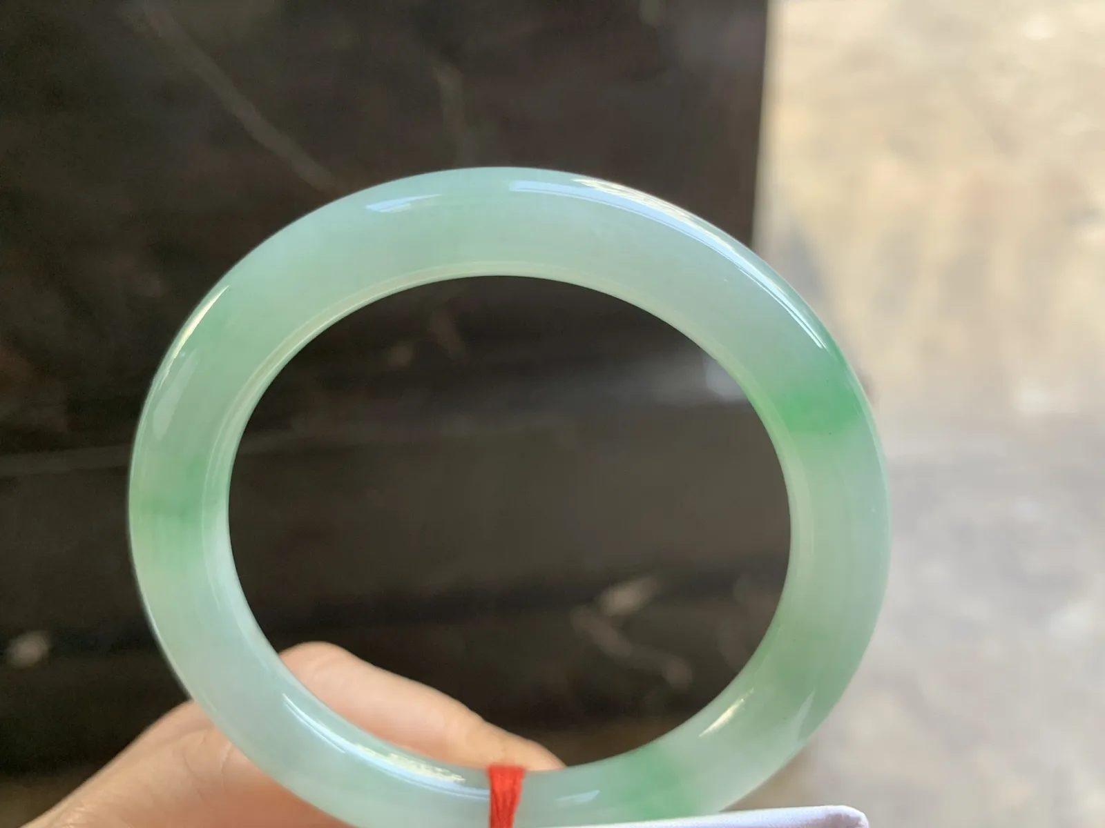 52-8.8mm
糯冰带色圆条手镯 底子细腻 颜色漂亮 性价比推荐