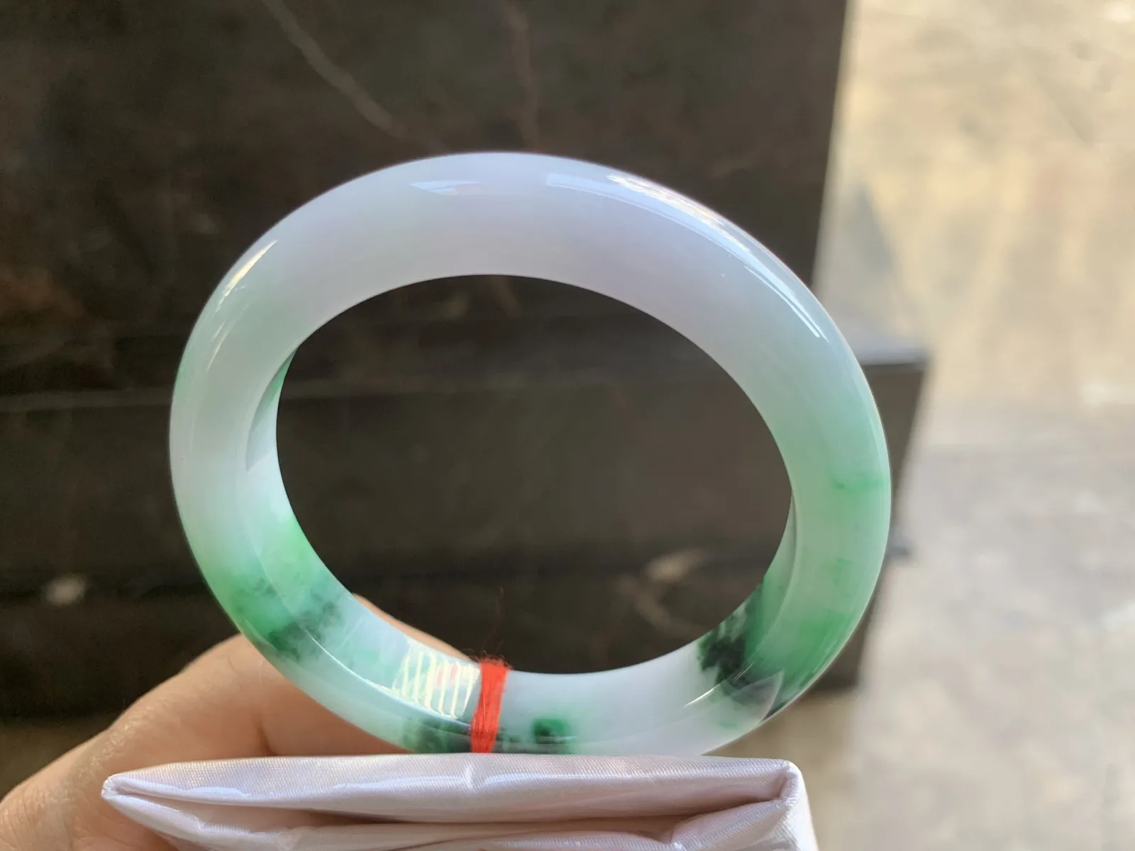 55-12-9.2mm
春彩手镯 底子细腻 颜色漂亮 推荐