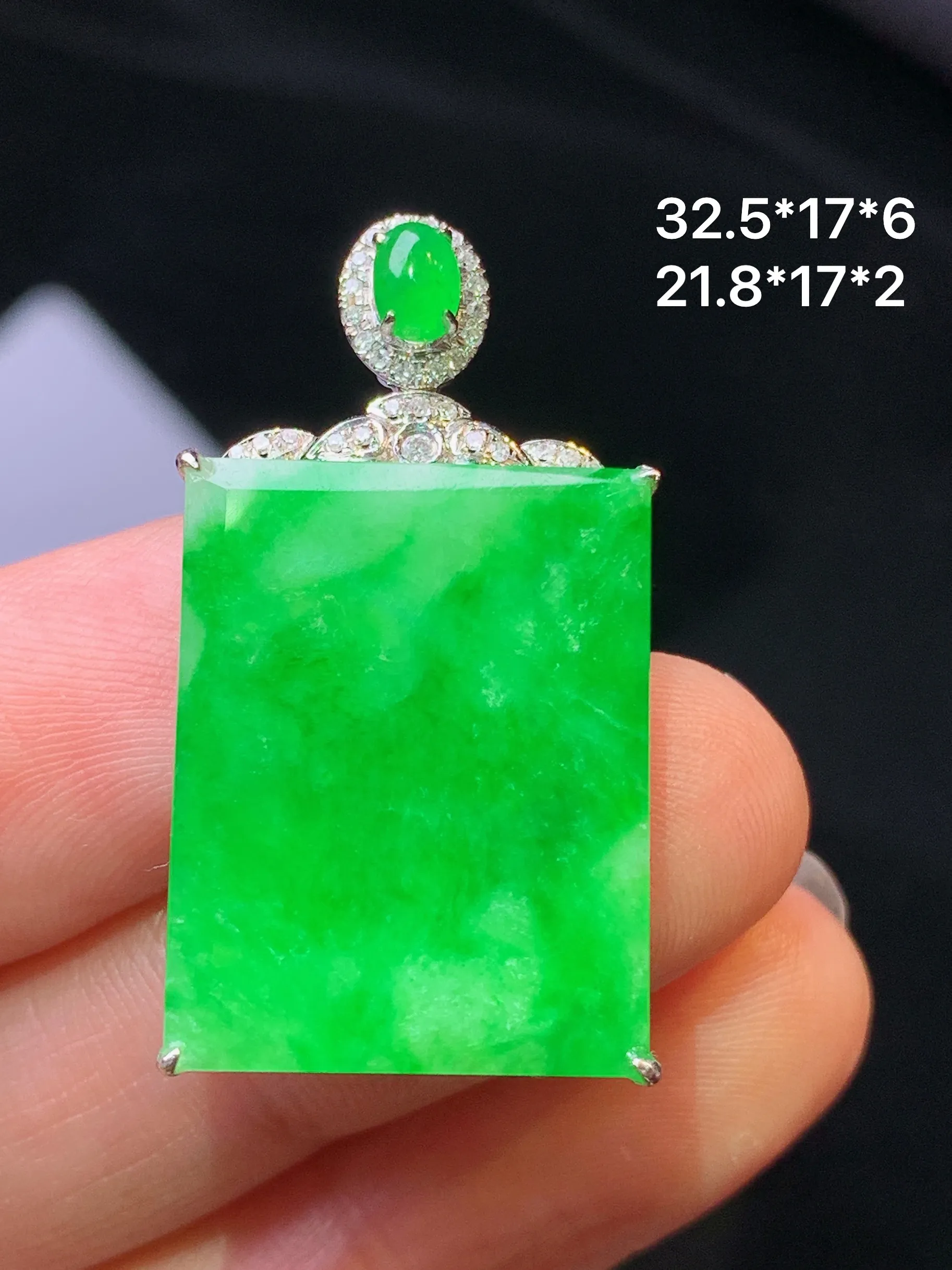 18k金钻镶嵌翠绿无事牌吊坠 玉质细腻 色泽艳丽清新 整体尺寸32.5*17*6