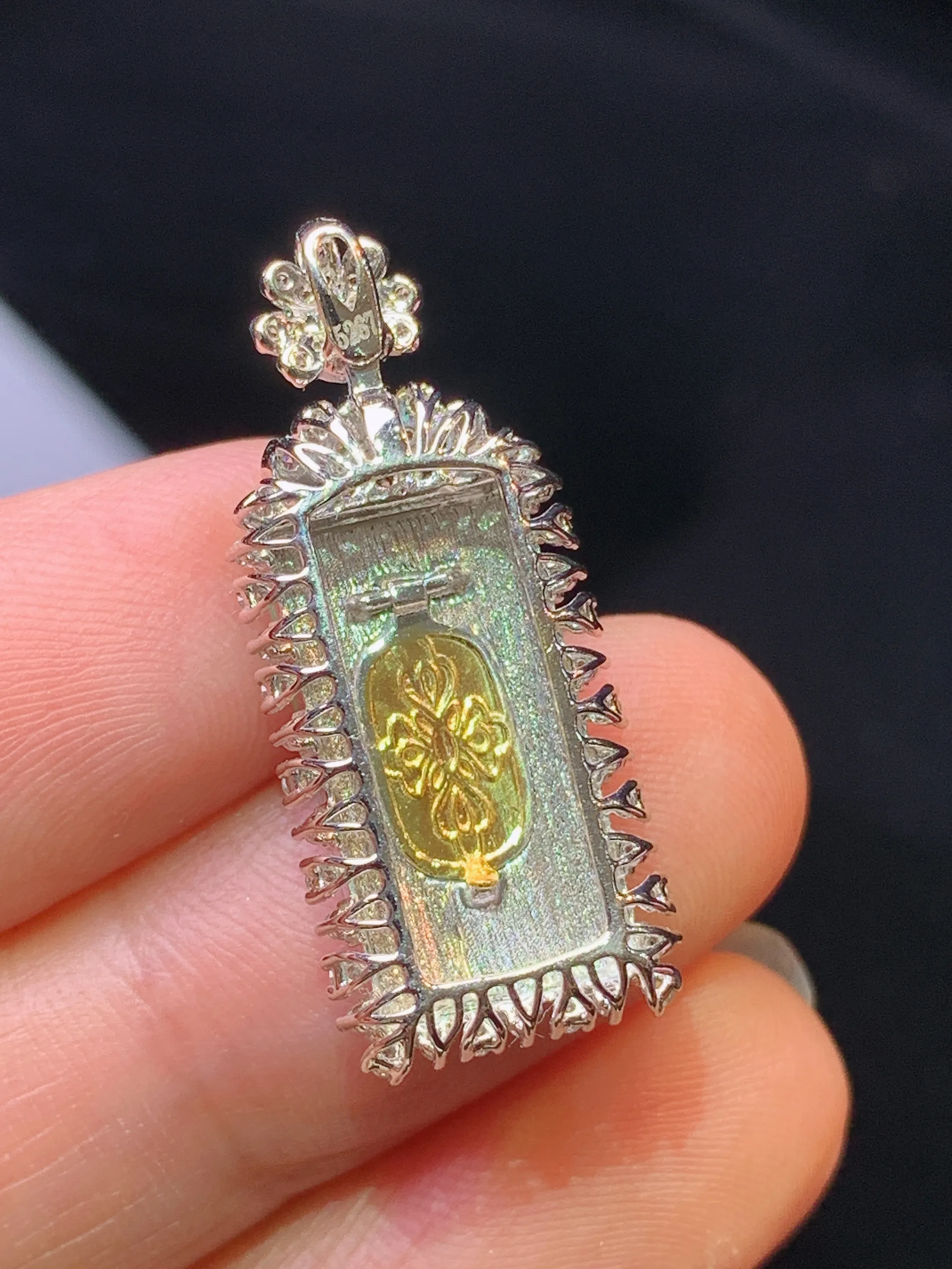 18k金钻镶嵌翠绿无事牌吊坠 玉质细腻 色泽艳丽清新 整体尺寸28.2*11.8*7