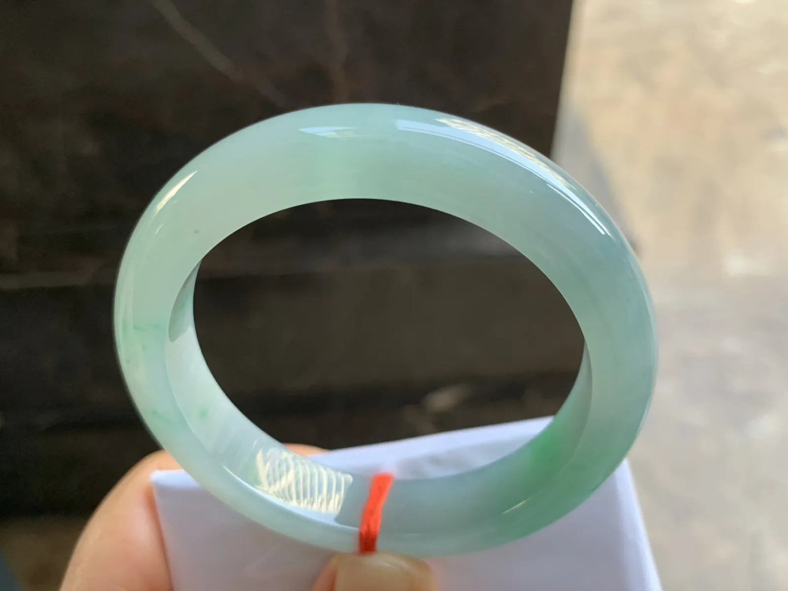 53.5-12-8.2mm
带色手镯 底子细腻 颜色漂亮