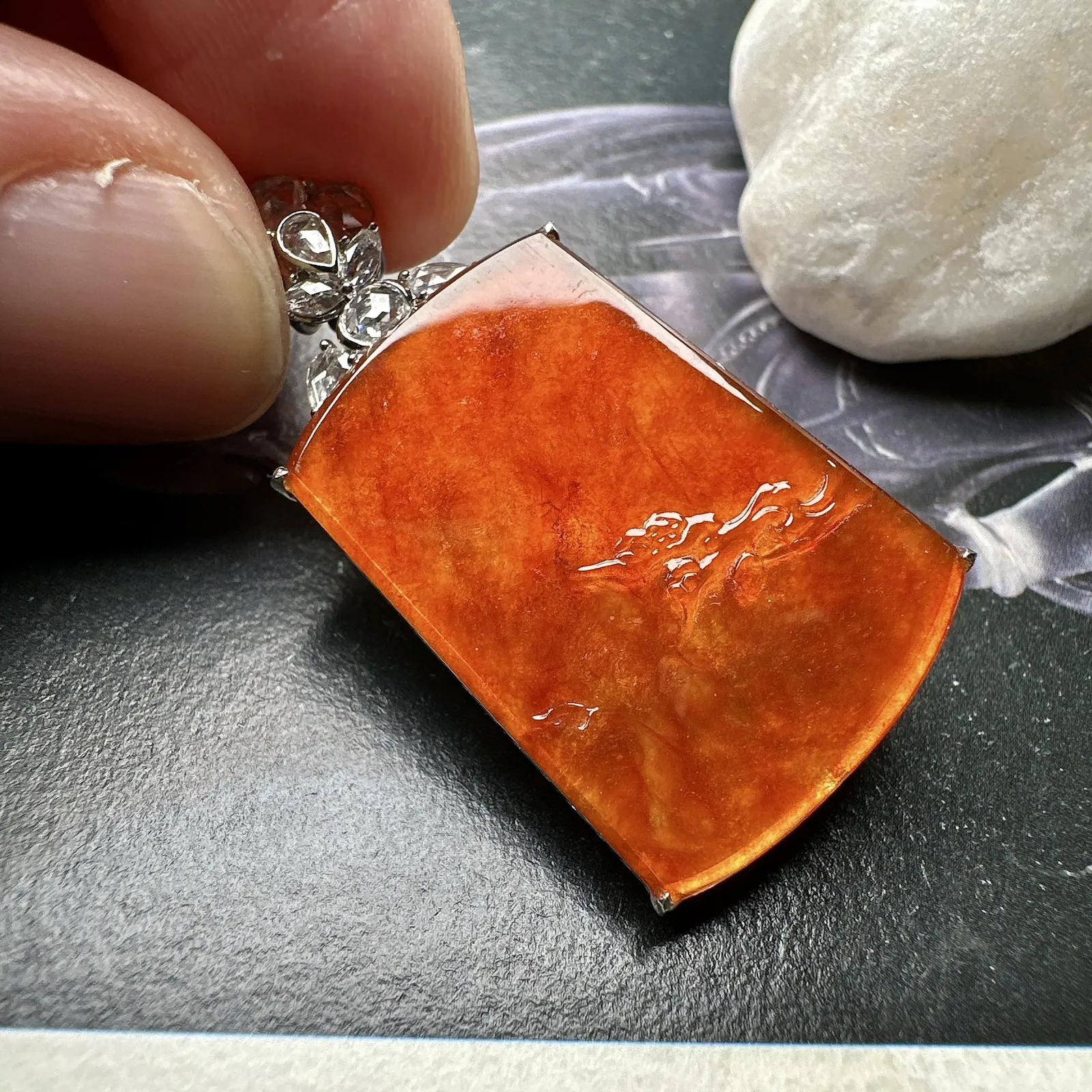 【冰种红翡梅花吊坠】稀缺精品，质地细腻，工艺很好，饱满圆润，笑口常开，18k金钻镶嵌，裸石尺寸27.9*20.4*2.6毫米