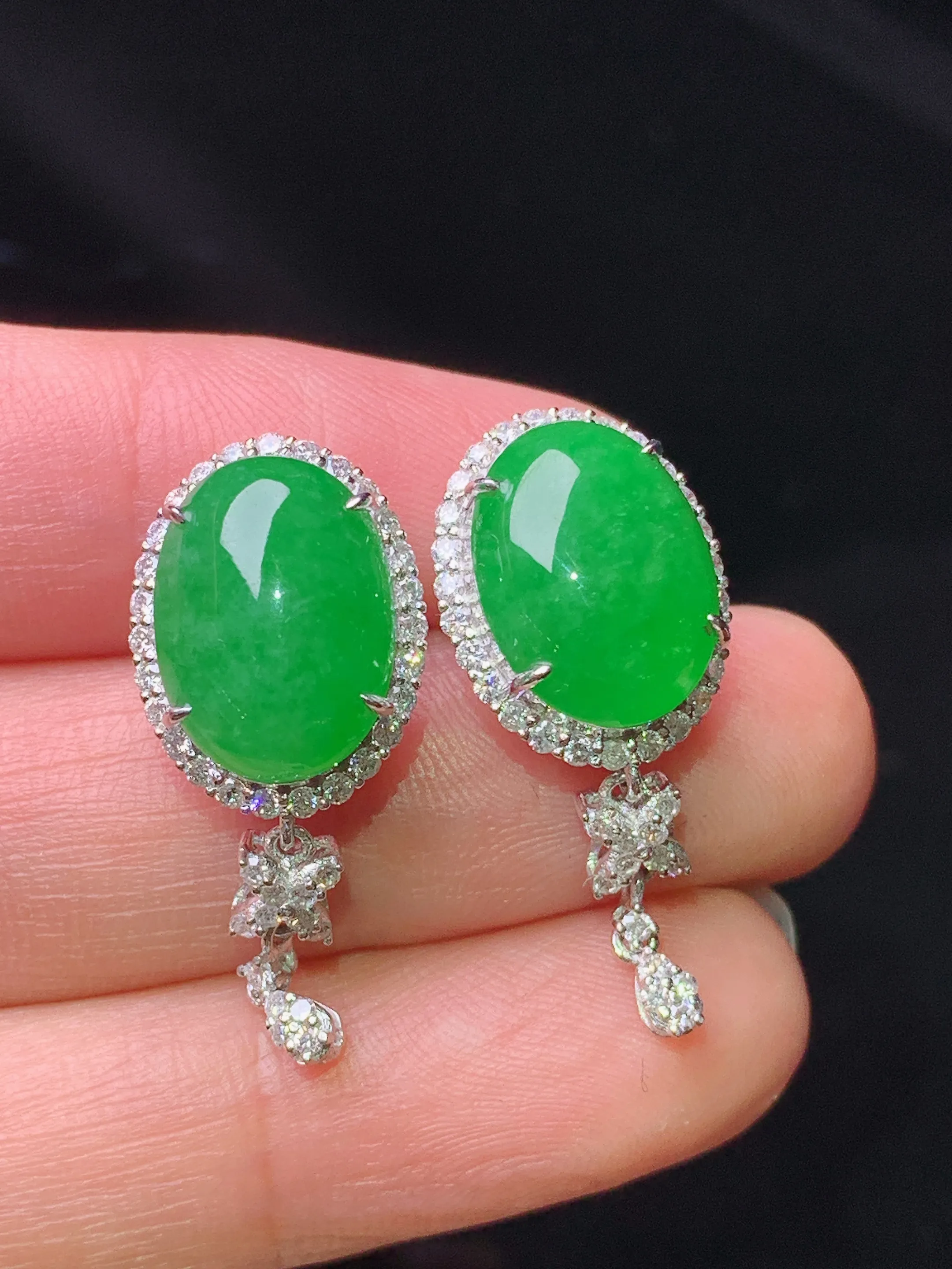 18k金钻镶嵌满绿蛋面耳钉 玉质细腻 色泽艳丽清新 整体尺寸28.2*11.8*7.8