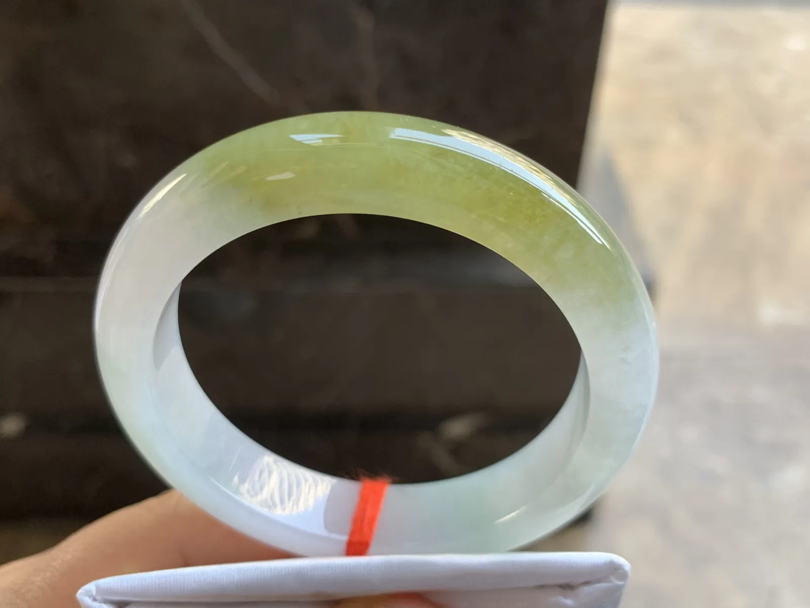 58.5-12.9-9.2mm
冰黄翡手镯 颜色漂亮 水润 上手大气