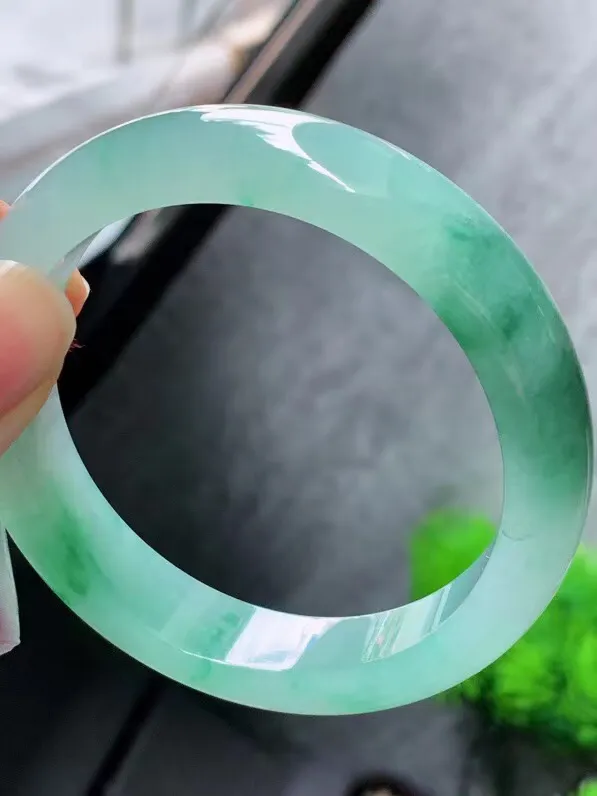 【翡翠名称】老种冰飘花55.6正圈口手镯
【翡翠尺寸】55.6/12.5/8mm适合54.6-57正圈口佩戴
【翡翠描述】宝贝种老水足，玉质细腻，色泽靓丽，性价比高，佩戴效果好！
【其它赠送】权威证书/精美挂绳盒子/支持全国复检