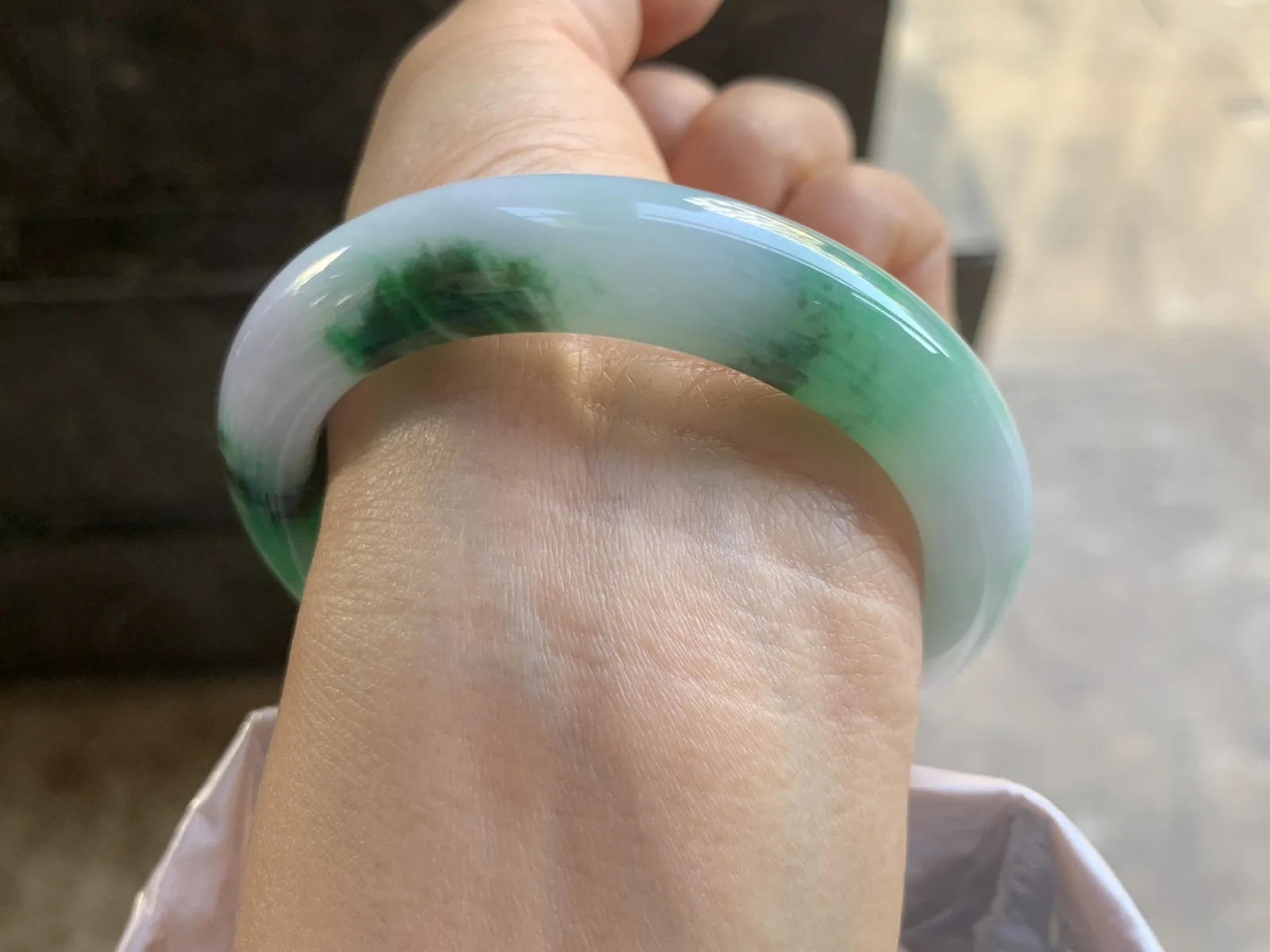 55-12-9.2mm
春彩手镯 底子细腻 颜色漂亮 推荐