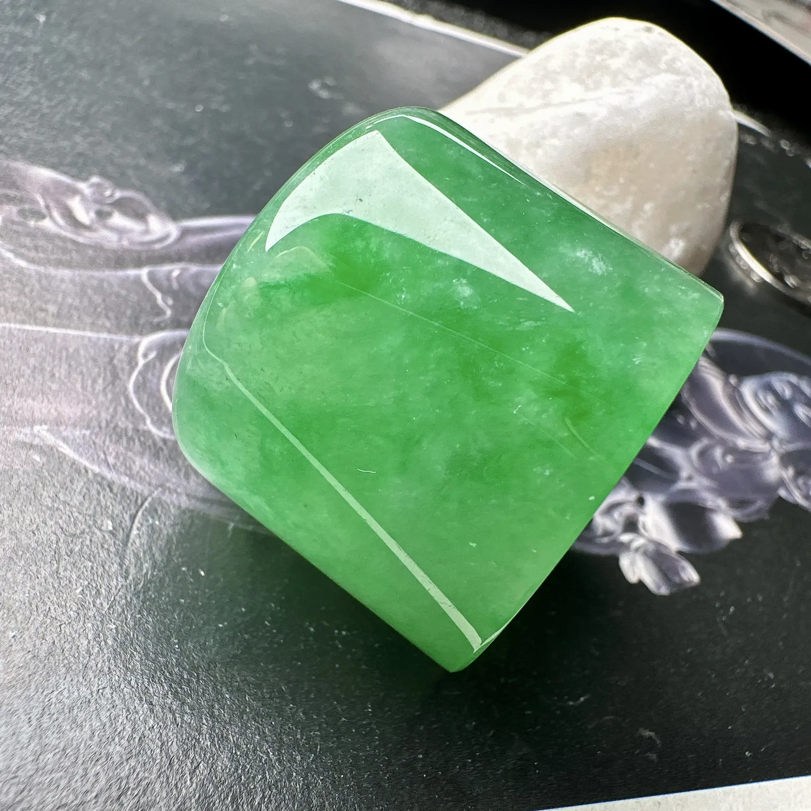 【冰种满绿路路通】巨无霸尺寸，种水颜色都不错，冰感明显，质地细腻干净，佩戴佳品。收藏品质。