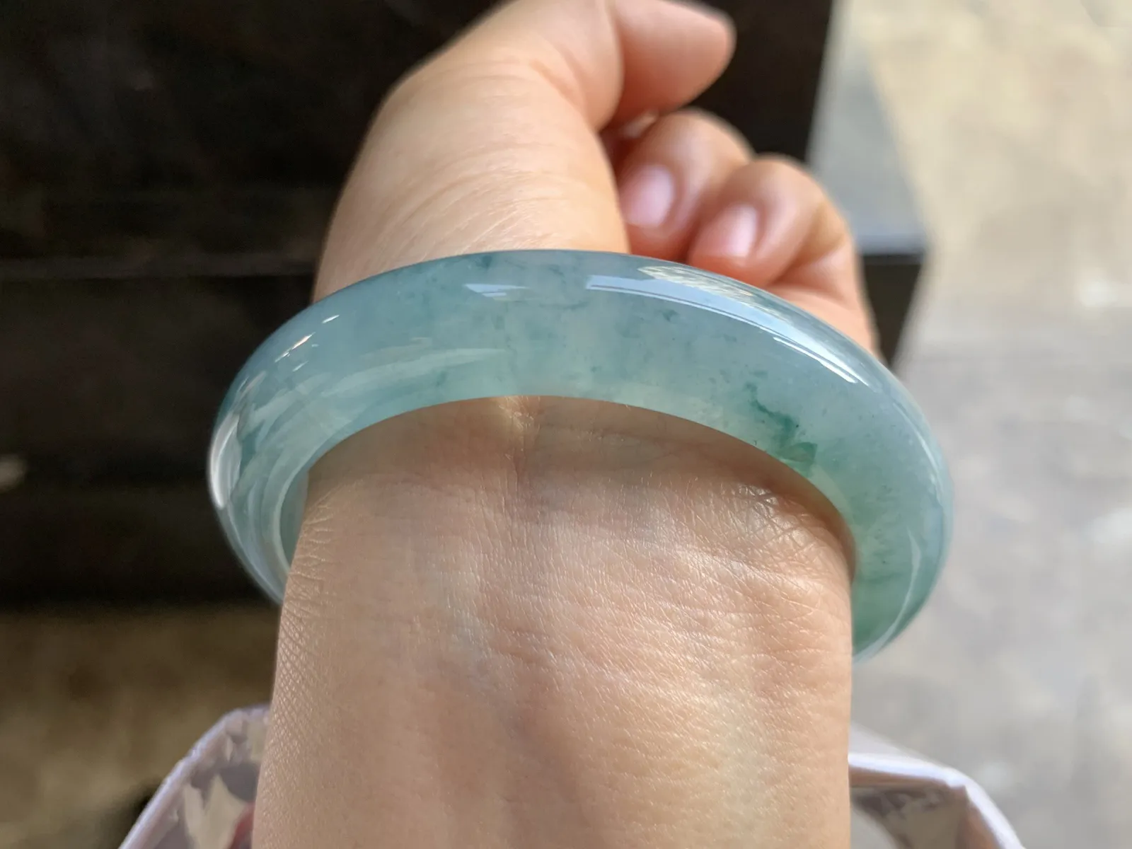 54-11.6-8.7mm
冰种蓝底飘花手镯 水润光泽 底色漂亮 花色独特 推荐