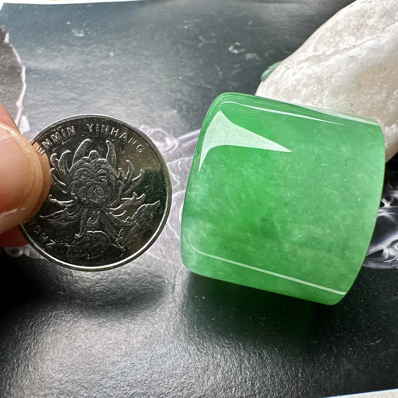 【冰种满绿路路通】巨无霸尺寸，种水颜色都不错，冰感明显，质地细腻干净，佩戴佳品。收藏品质。