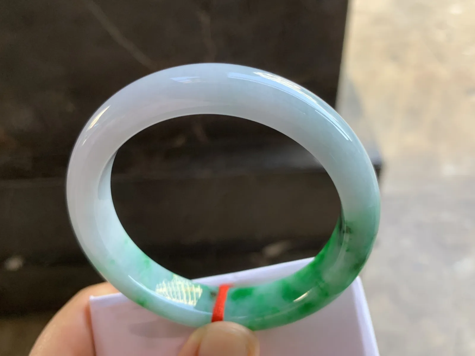 54.5-11.8-8.2mm
带色手镯 底子细腻 颜色辣绿 性价比推荐