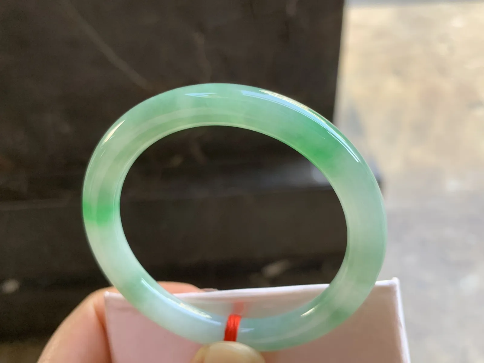 50.5-8mm
带色圆条手镯 底子细腻 水润 颜色漂亮