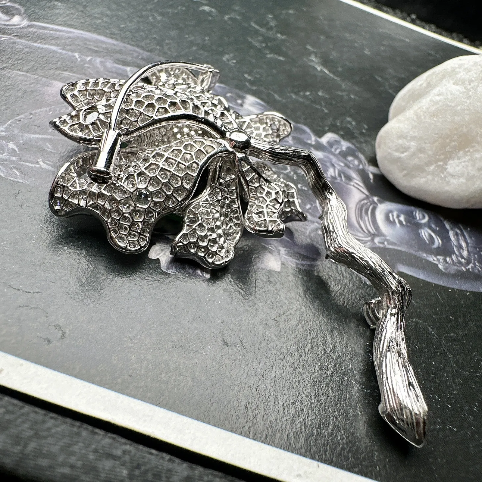 【冰种满绿牡丹花胸针】阳绿色泽，质地冰润，细腻起胶感，冰感十足，雕琢精美，18K金钻精美镶嵌，裸石尺寸20*20*6.5毫米