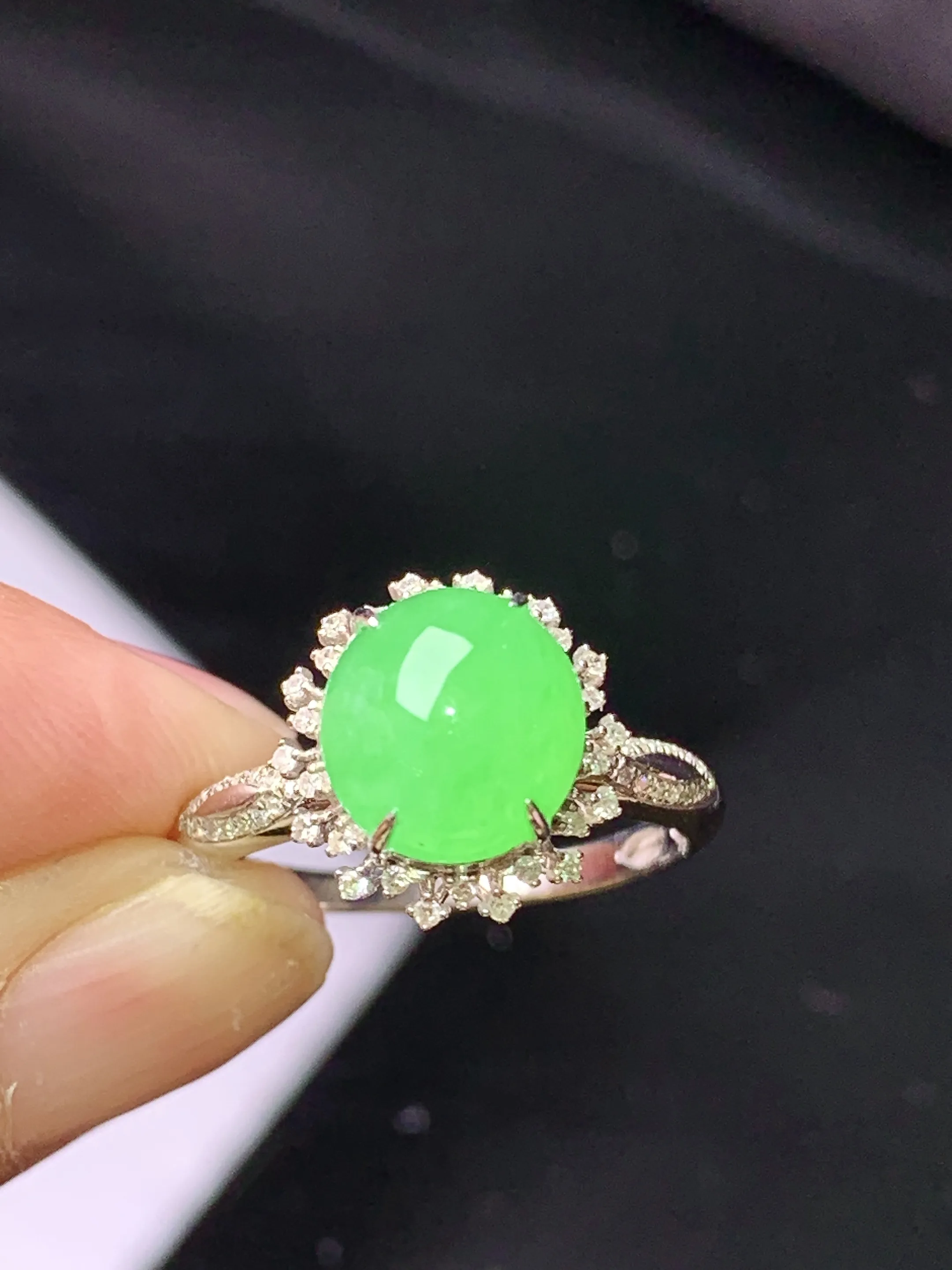 18k金钻镶嵌翠绿蛋面戒指 玉质细腻 色泽艳丽清新 圈口13.5 整体尺寸11.8*10.6