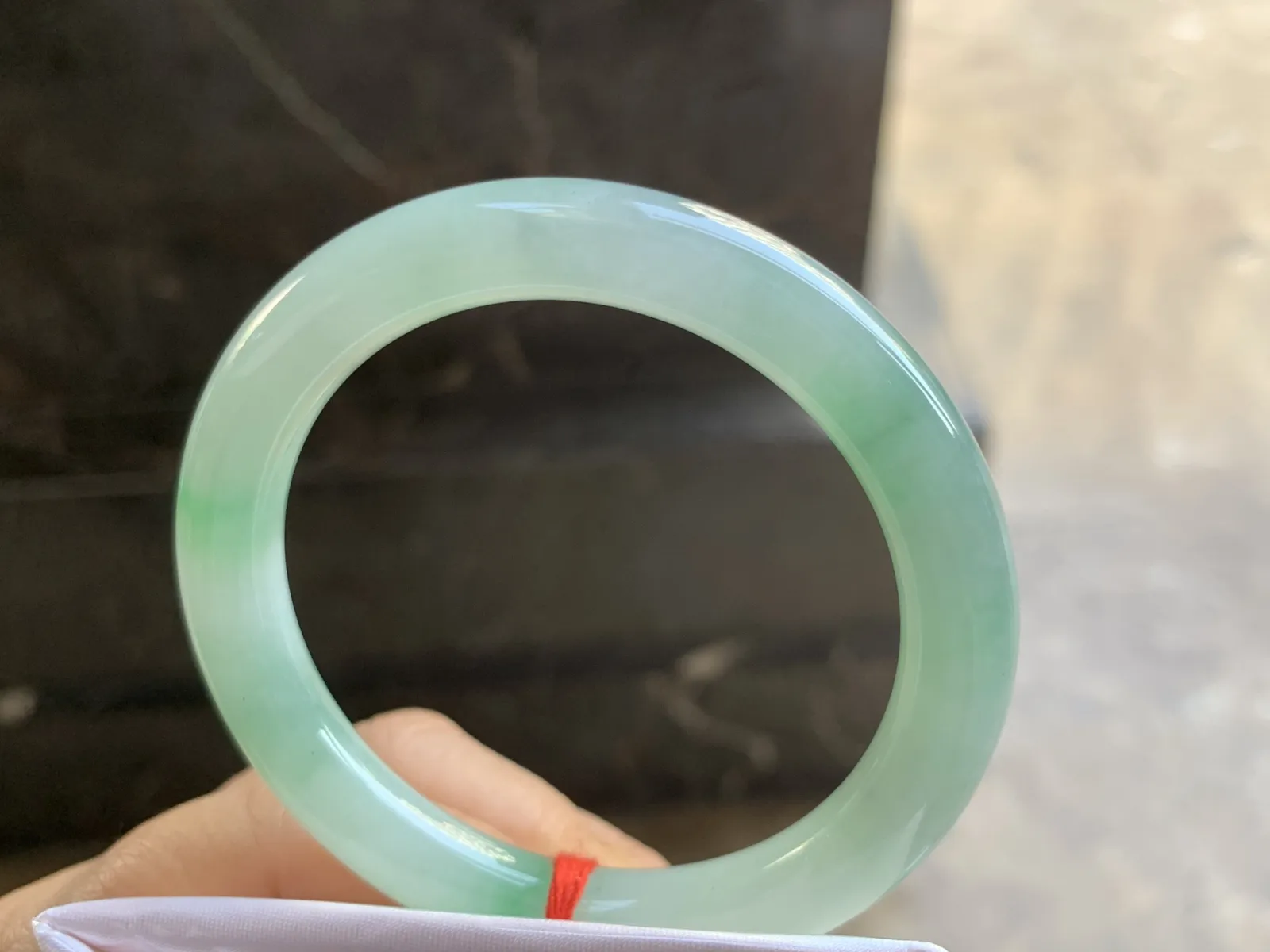 52-8.8mm
糯冰带色圆条手镯 底子细腻 颜色漂亮 性价比推荐