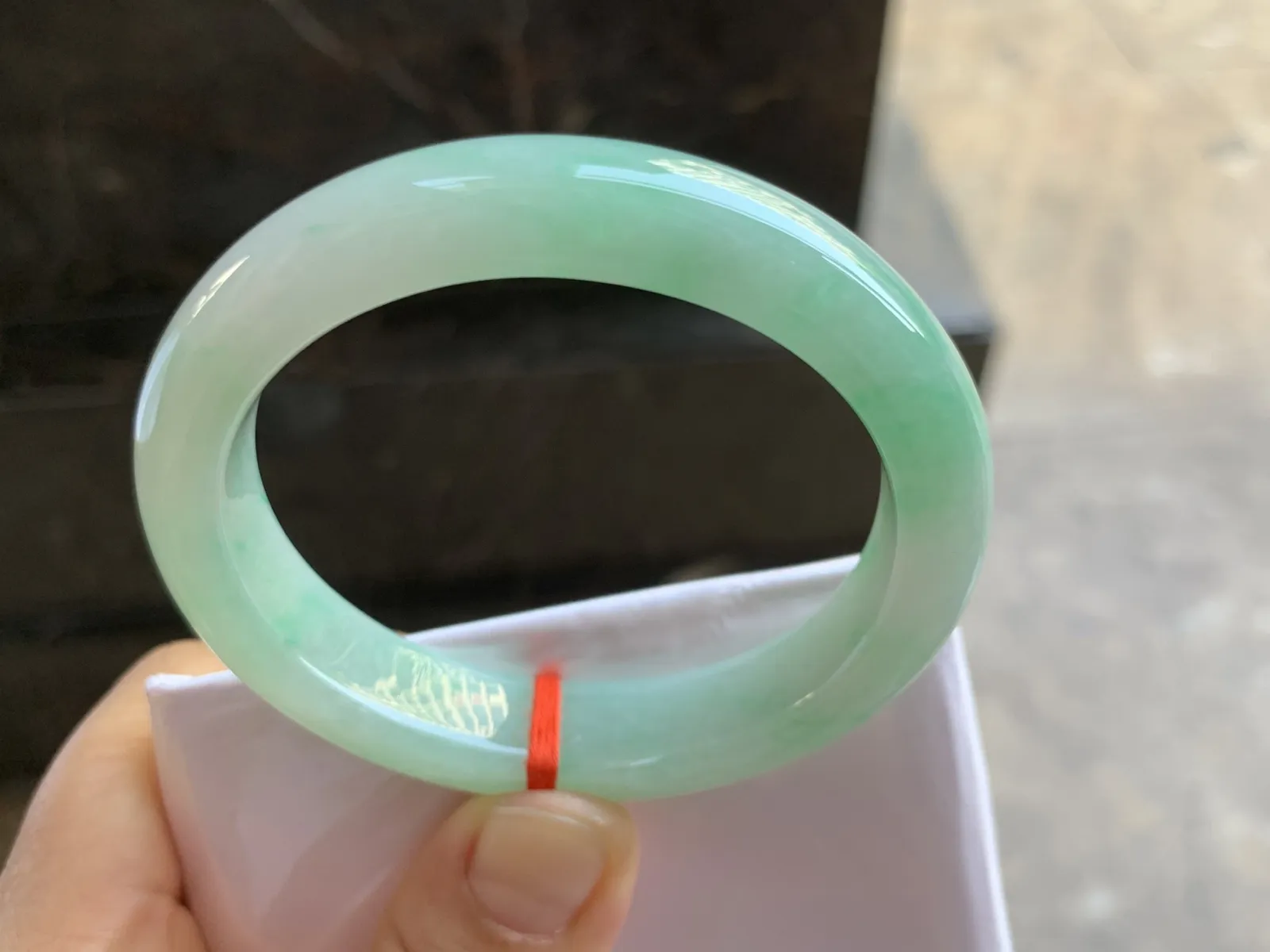 54-12.3-8.5mm
淡豆绿贵妃手镯 底子细腻 清新 正圈52可带