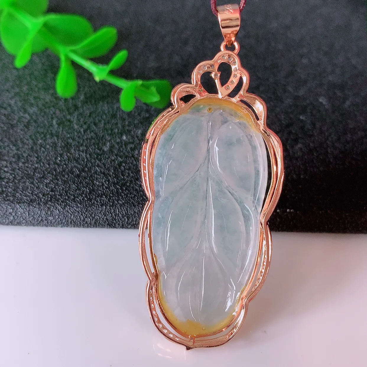 冰种翡翠925银镶嵌叶子吊坠，自然光实拍，翠色灵动，颜色漂亮，种老水足，品相佳，佩戴佳品！#153.2整体52.5-22-7.5裸石36.5-18