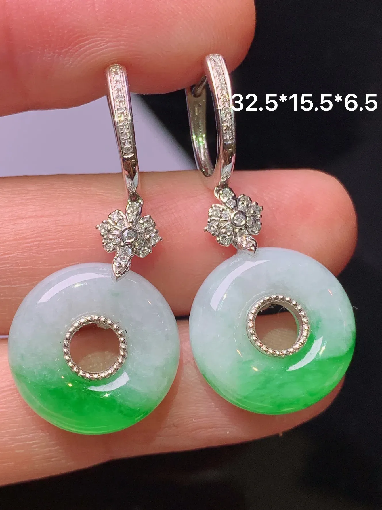 18k金钻镶嵌飘绿平安环耳坠 玉质细腻 色泽艳丽清新 整体尺寸32.5*15.5*6.5