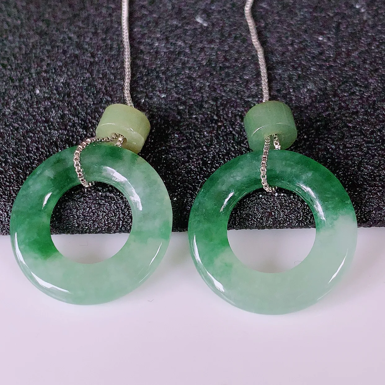 自然光实拍，冰种飘花翡翠一对平安扣耳坠，翠色灵动，玉质细腻，颜色漂亮，品相佳，佩戴佳品！配图银线 #