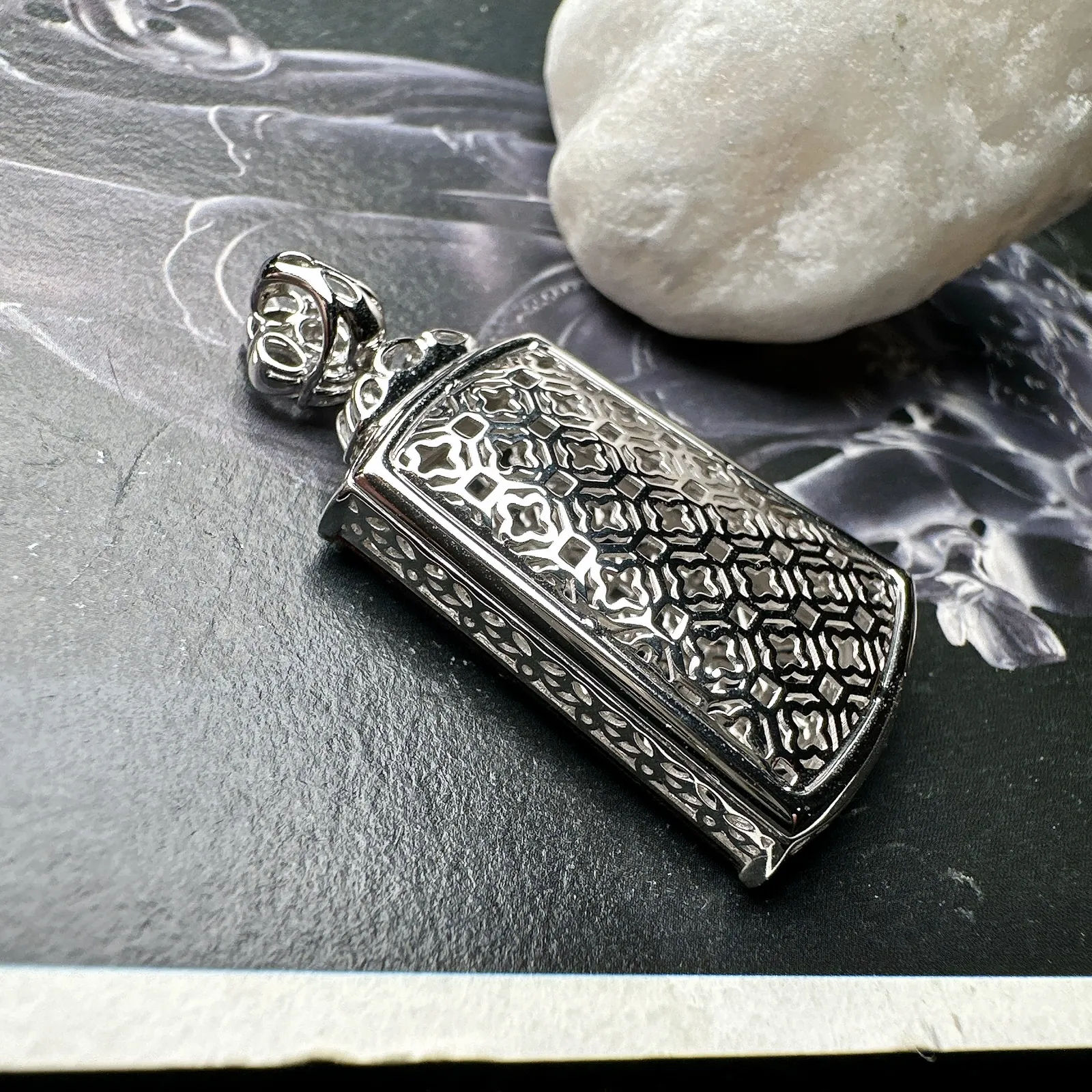 【冰种红翡梅花吊坠】稀缺精品，质地细腻，工艺很好，饱满圆润，笑口常开，18k金钻镶嵌，裸石尺寸27.9*20.4*2.6毫米