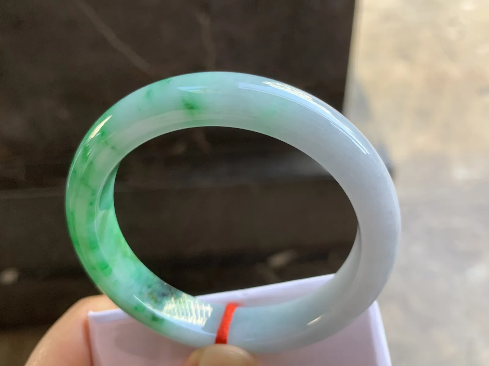 54.5-11.8-8.2mm
带色手镯 底子细腻 颜色辣绿 性价比推荐