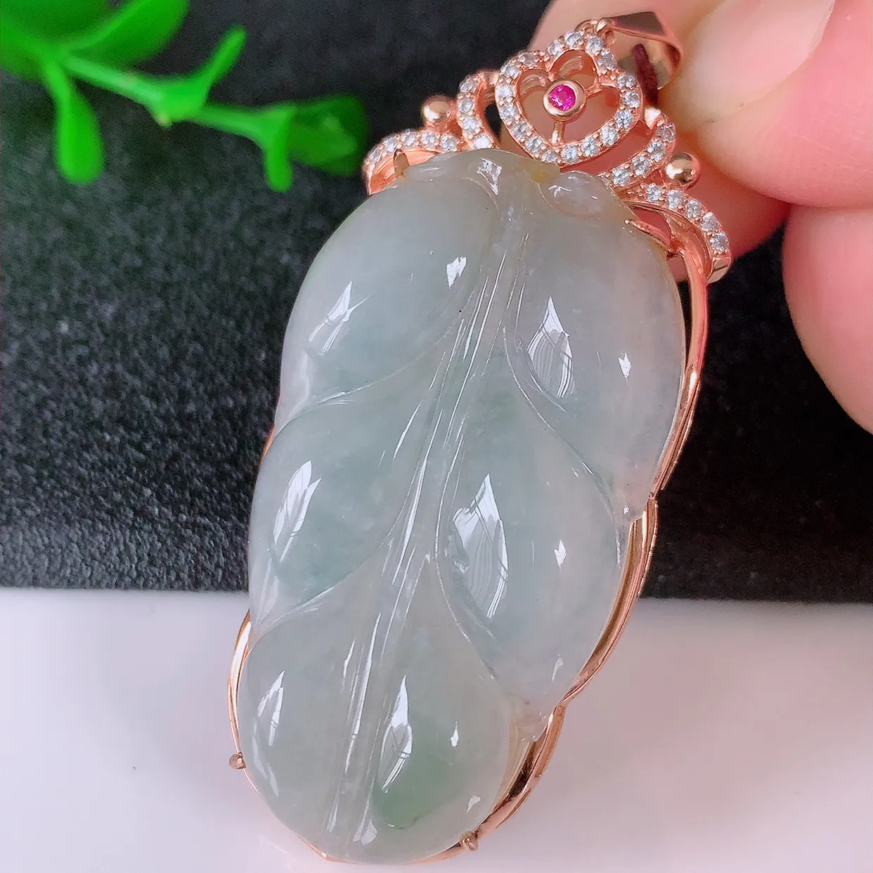 冰透翡翠925银镶嵌叶子吊坠，自然光实拍，翠色灵动，颜色漂亮，种老水足，品相佳，佩戴佳品！#150.2整体53*22.5*9.5裸石38.5*21.5-