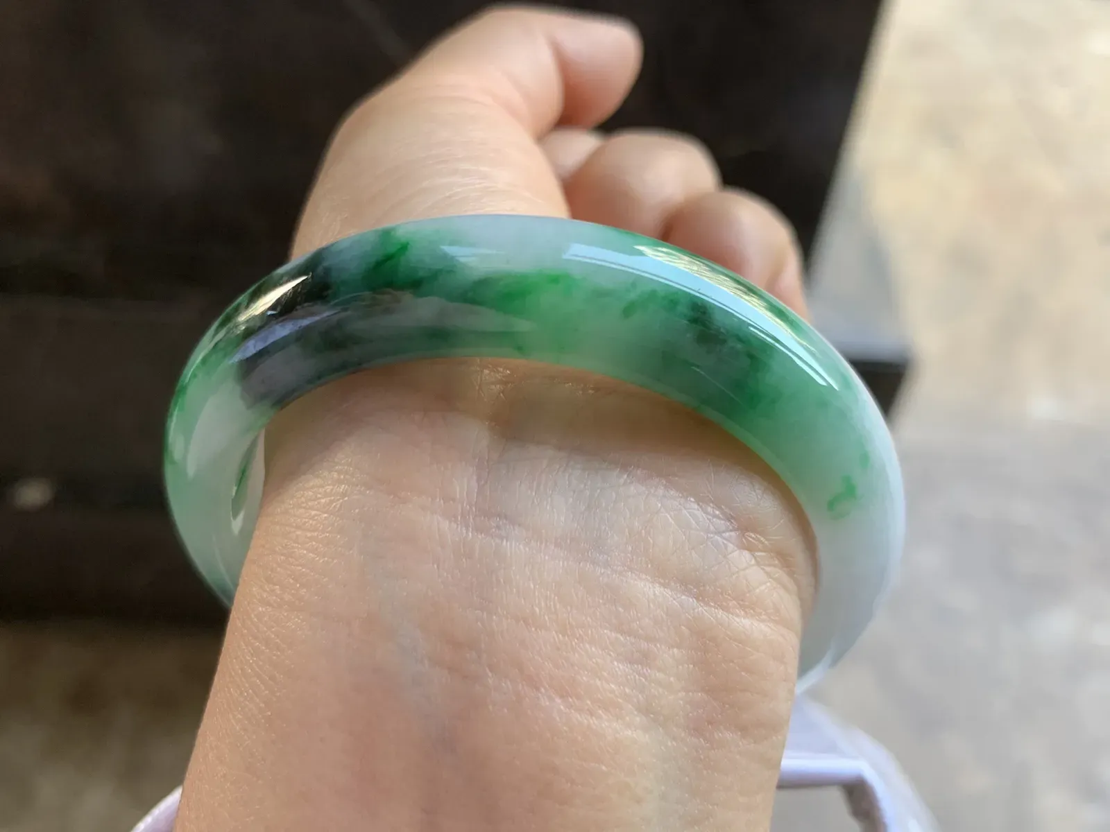 57-13.2-8.3mm
带色手镯 底子细腻 颜色辣绿 推荐