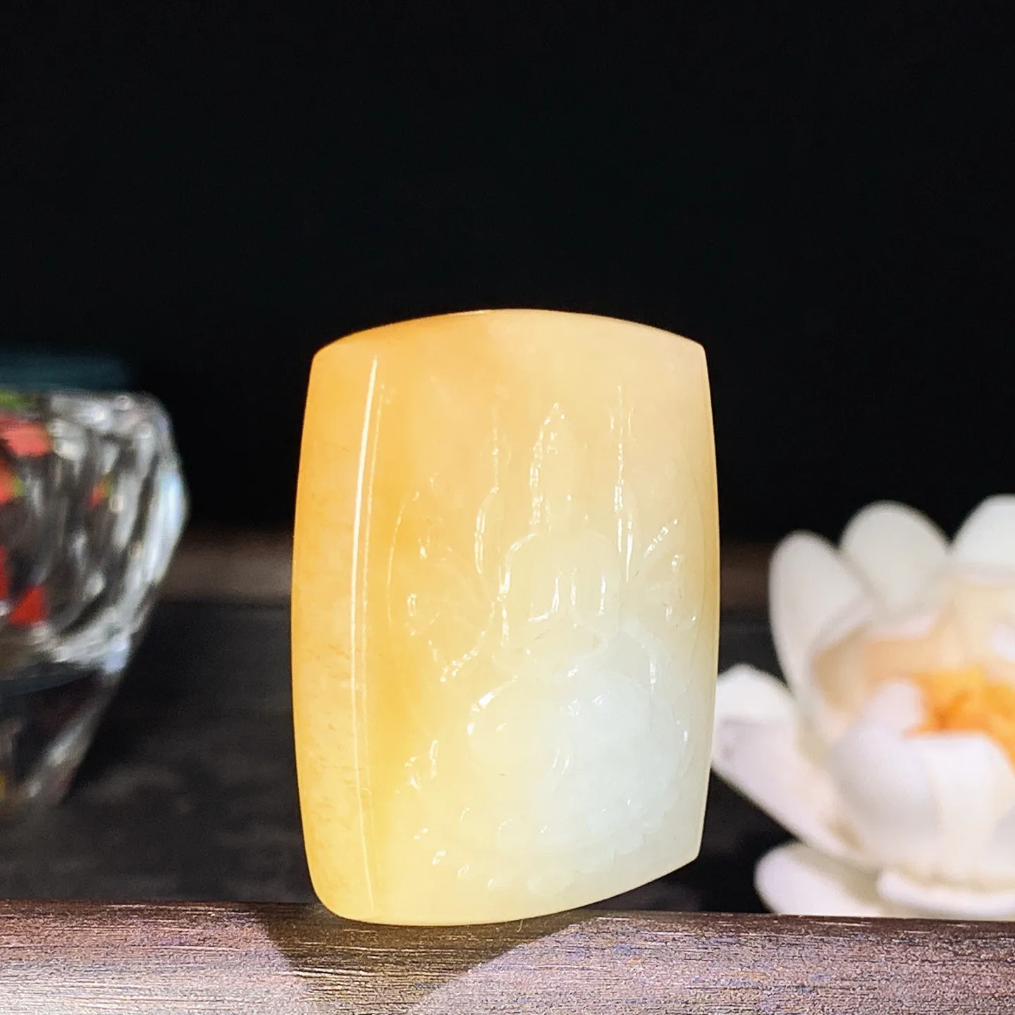 新疆和田玉且末糖千手观音牌子挂件 尺寸36/29/9重23.5克 玉质细腻油润 底色纯净 脂粉好，品质好！lt260116