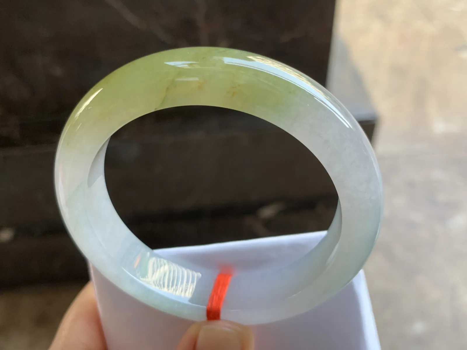 58.5-12.9-9.2mm
冰黄翡手镯 颜色漂亮 水润 上手大气