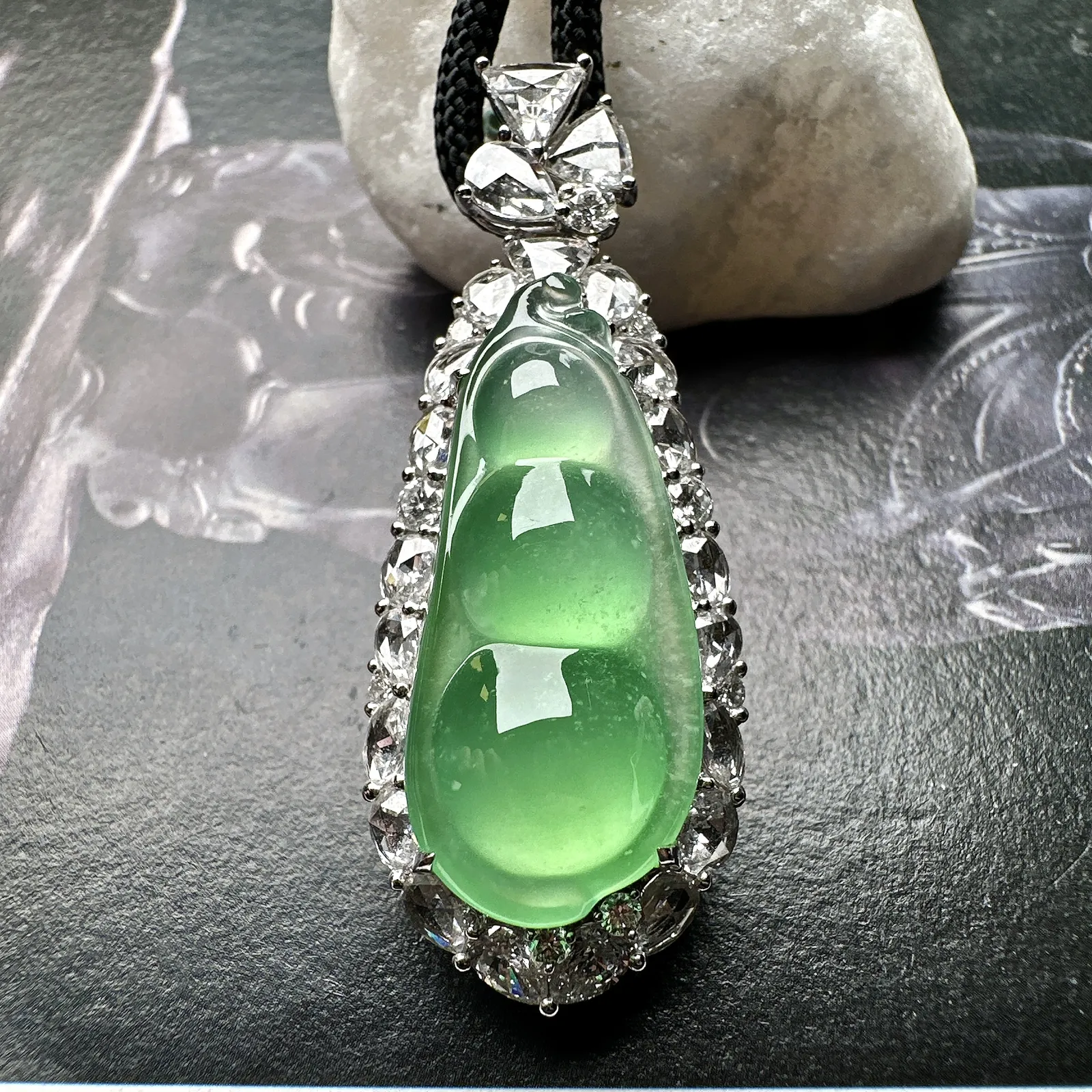 【冰种满绿福豆吊坠】木那绿老料，种地上乘，冰感十足，通透起光，饱满圆润，收藏品质，18k金钻镶嵌，裸