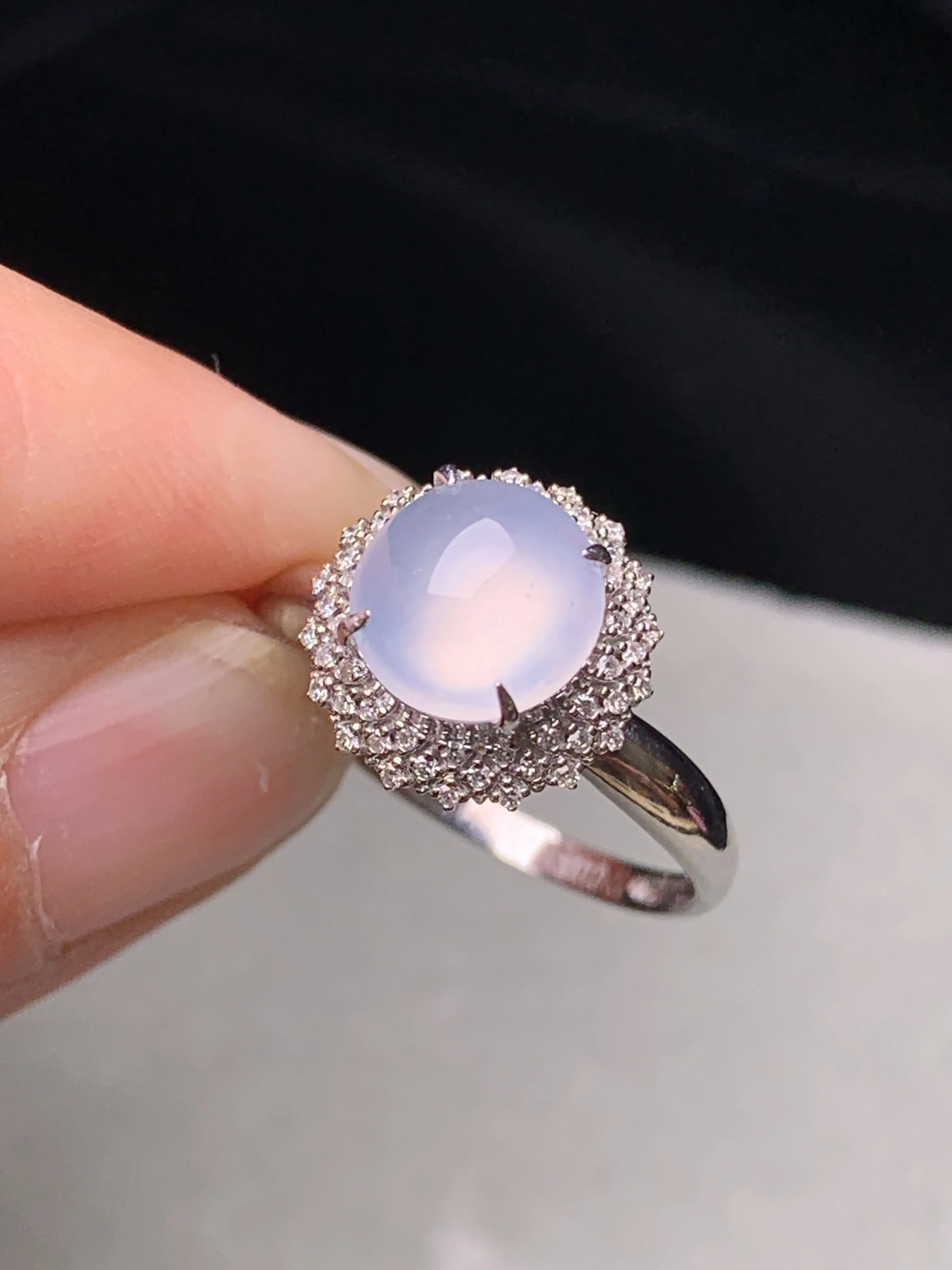 18k金钻镶嵌冰种蛋面戒指 玉质细腻 色泽艳丽清新 圈口13.5 整体尺寸11.6*9.5