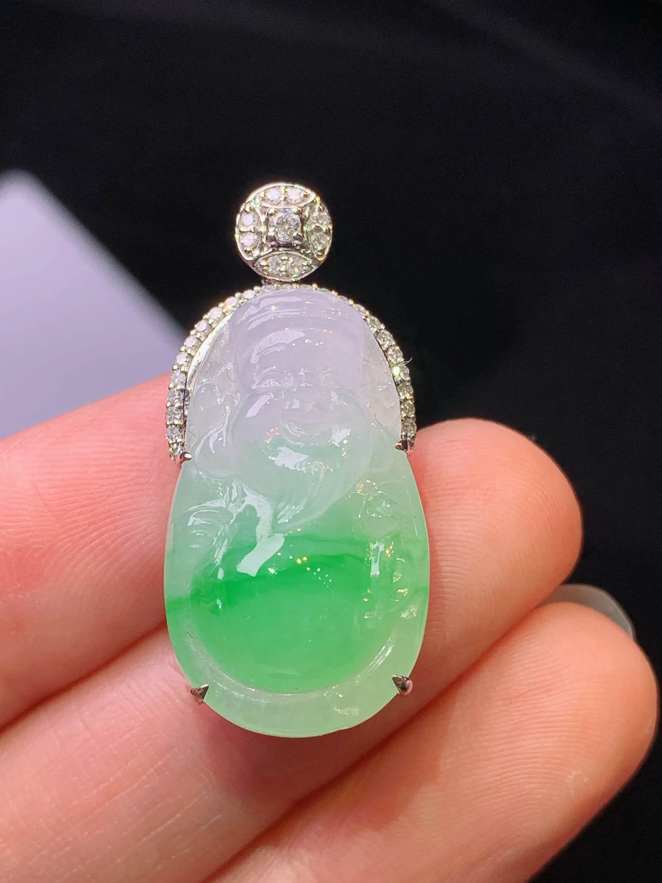 18k金钻镶嵌飘绿财神爷吊坠 玉质细腻 色泽艳丽清新 整体尺寸31*14*10.8