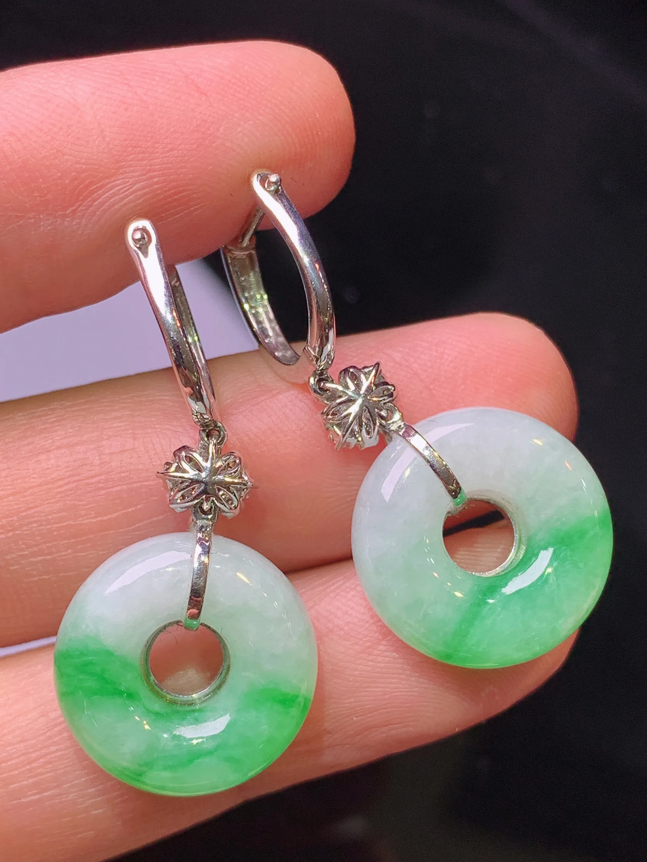 18k金钻镶嵌飘绿平安环耳坠 玉质细腻 色泽艳丽清新 整体尺寸32.5*15.5*6.5