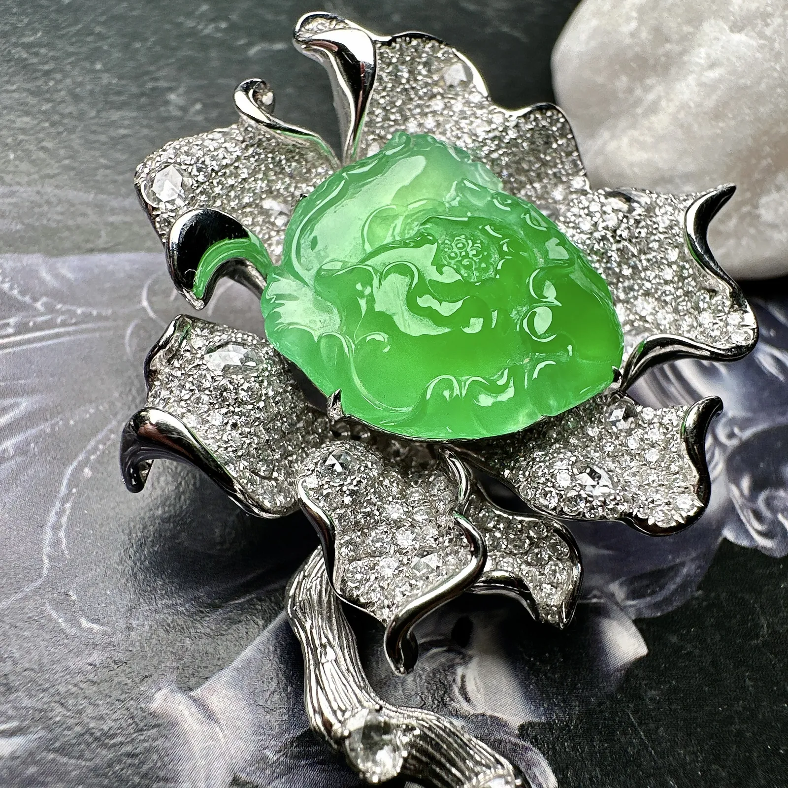 【冰种满绿牡丹花胸针】阳绿色泽，质地冰润，细腻起胶感，冰感十足，雕琢精美，18K金钻精美镶嵌，裸石尺寸20*20*6.5毫米