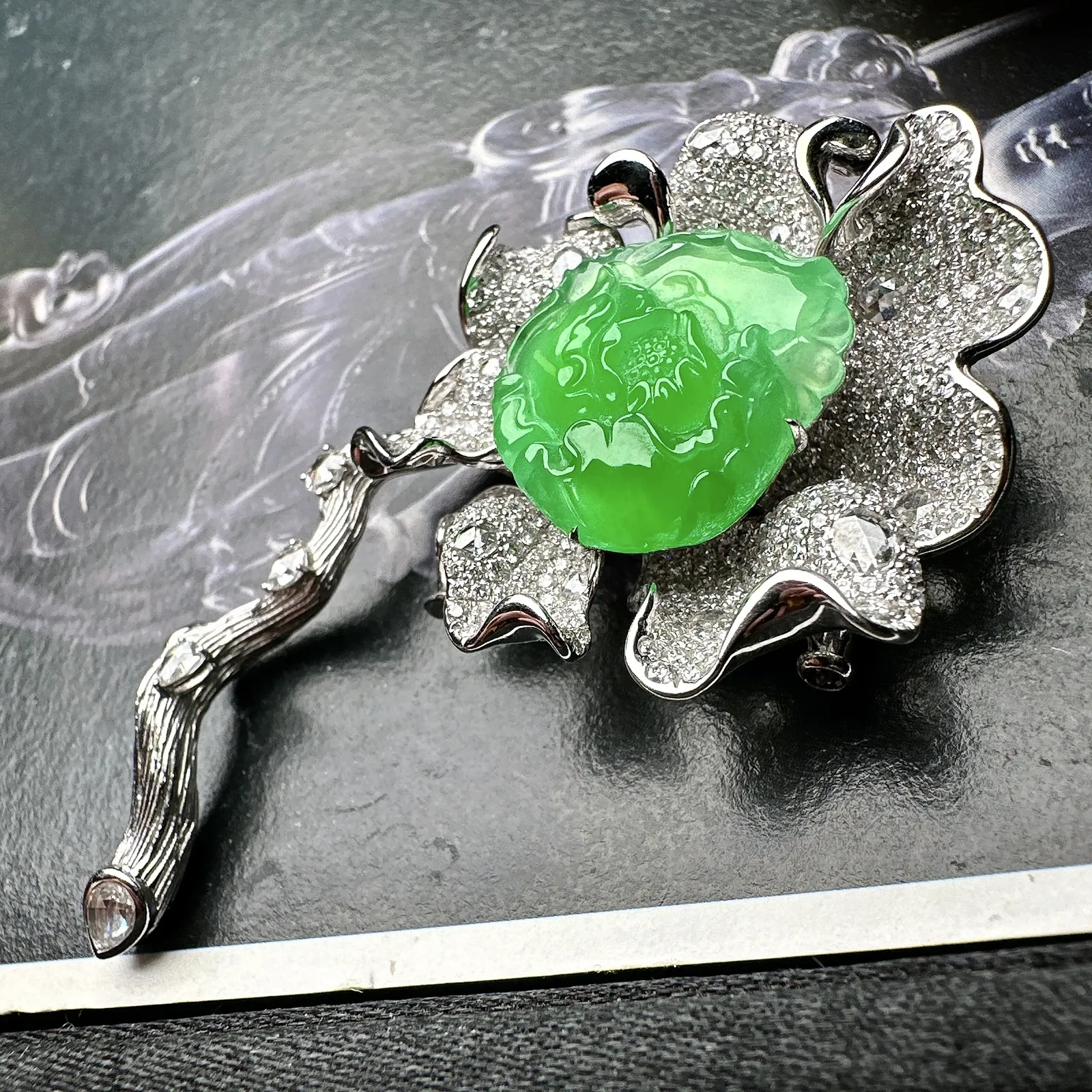 【冰种满绿牡丹花胸针】阳绿色泽，质地冰润，细腻起胶感，冰感十足，雕琢精美，18K金钻精美镶嵌，裸石尺寸20*20*6.5毫米