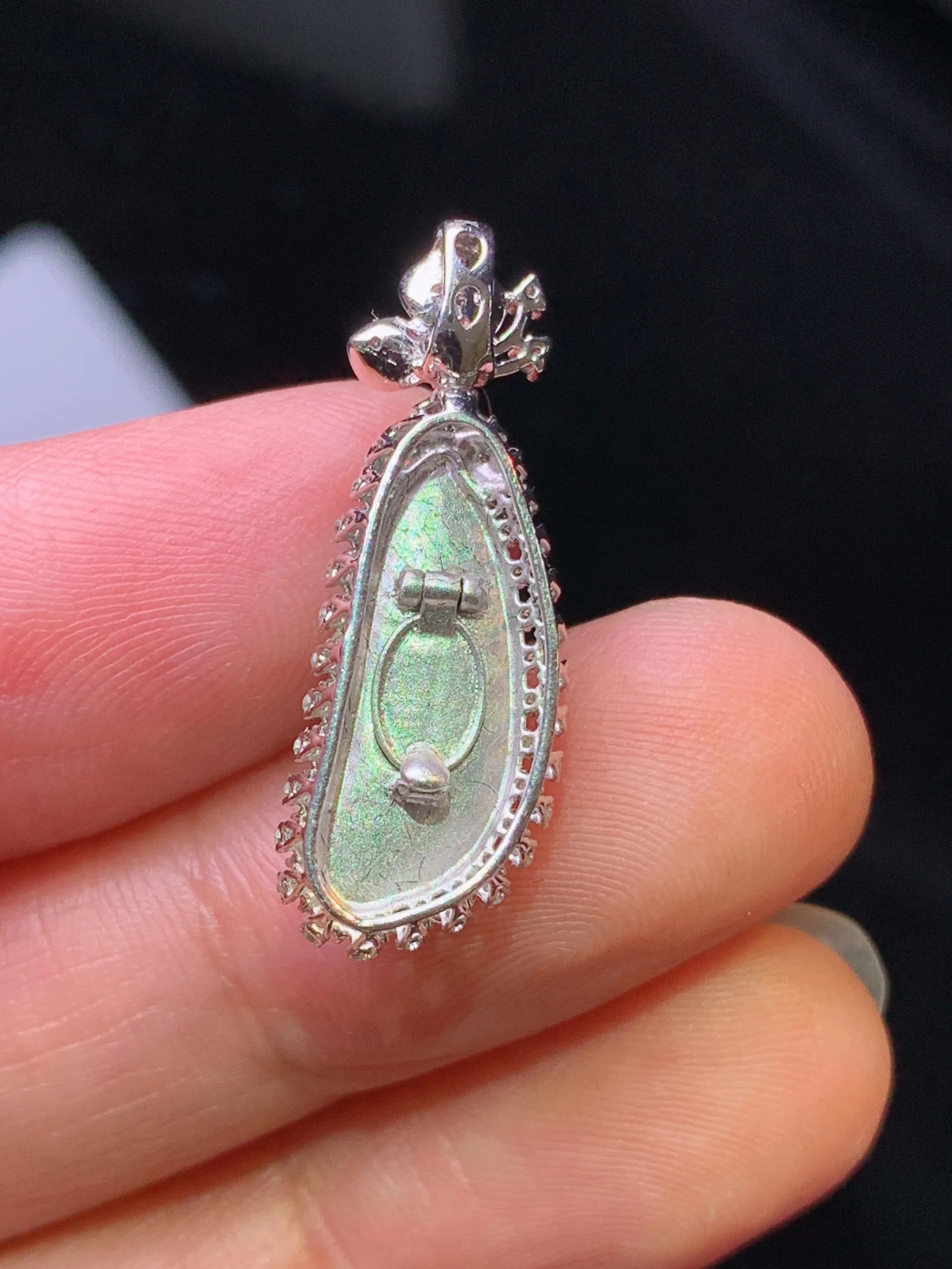 18k金钻镶嵌满绿福瓜吊坠 玉质细腻 色泽艳丽清新 整体尺寸36.7*9.5*7.5