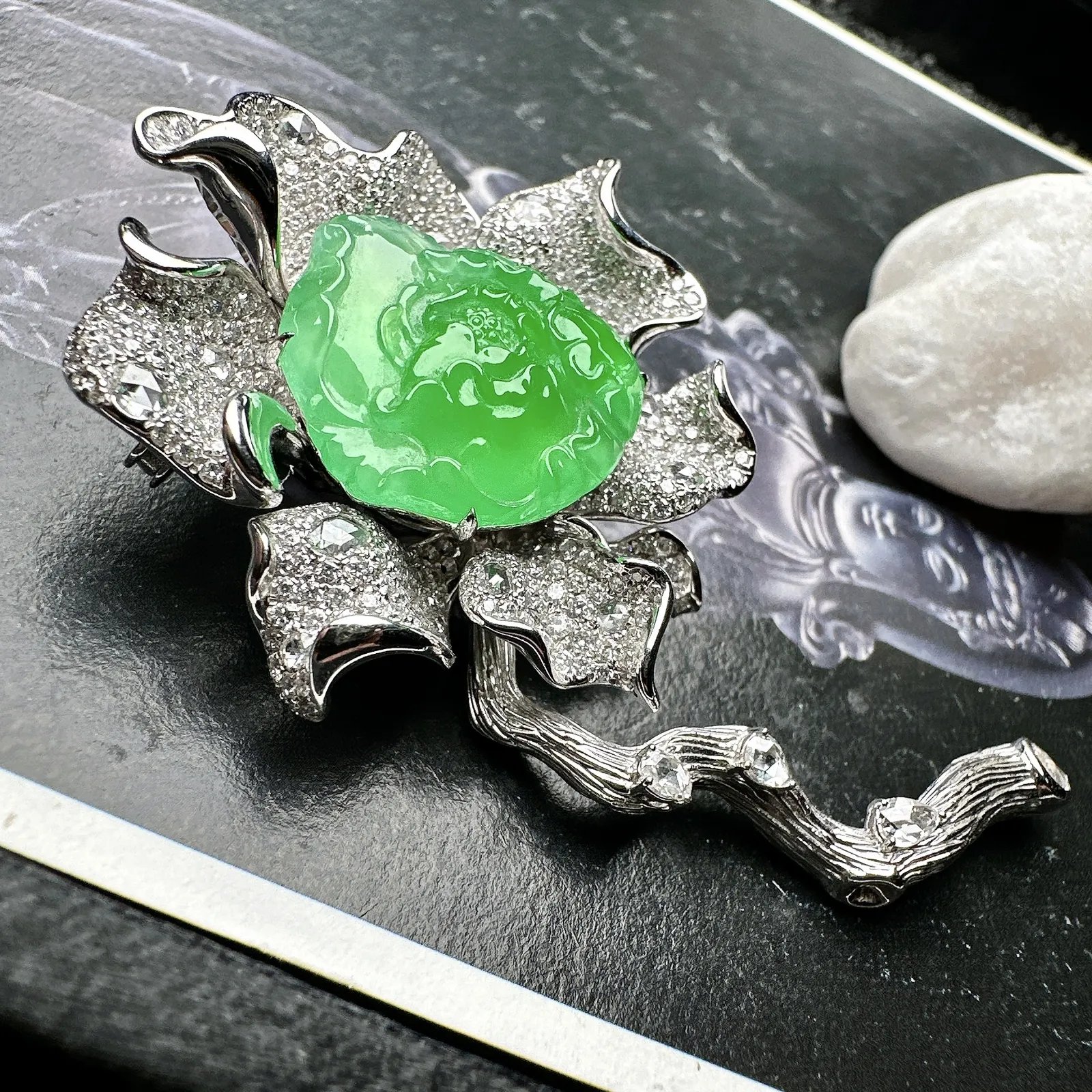 【冰种满绿牡丹花胸针】阳绿色泽，质地冰润，细腻起胶感，冰感十足，雕琢精美，18K金钻精美镶嵌，裸石尺寸20*20*6.5毫米
