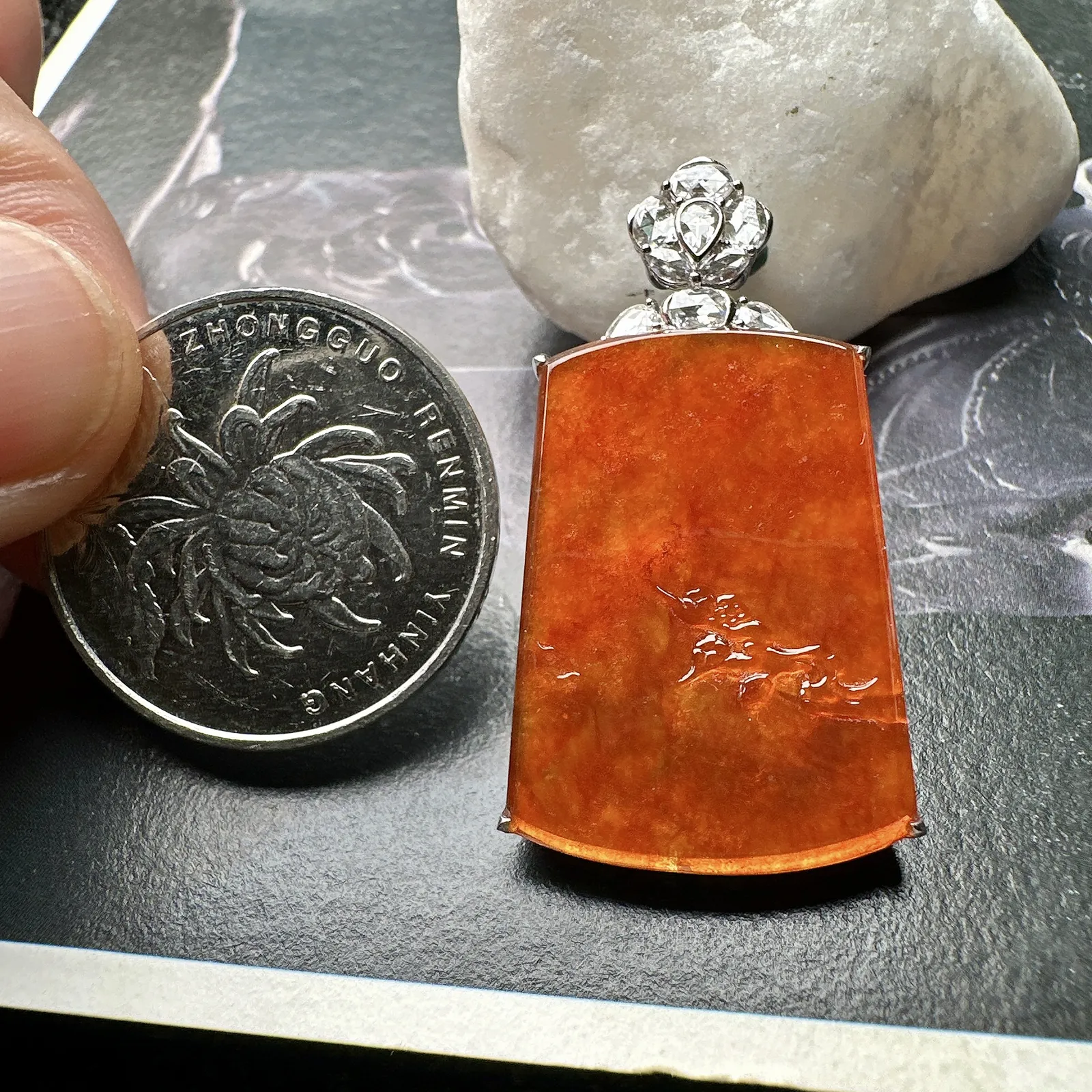 【冰种红翡梅花吊坠】稀缺精品，质地细腻，工艺很好，饱满圆润，笑口常开，18k金钻镶嵌，裸石尺寸27.9*20.4*2.6毫米