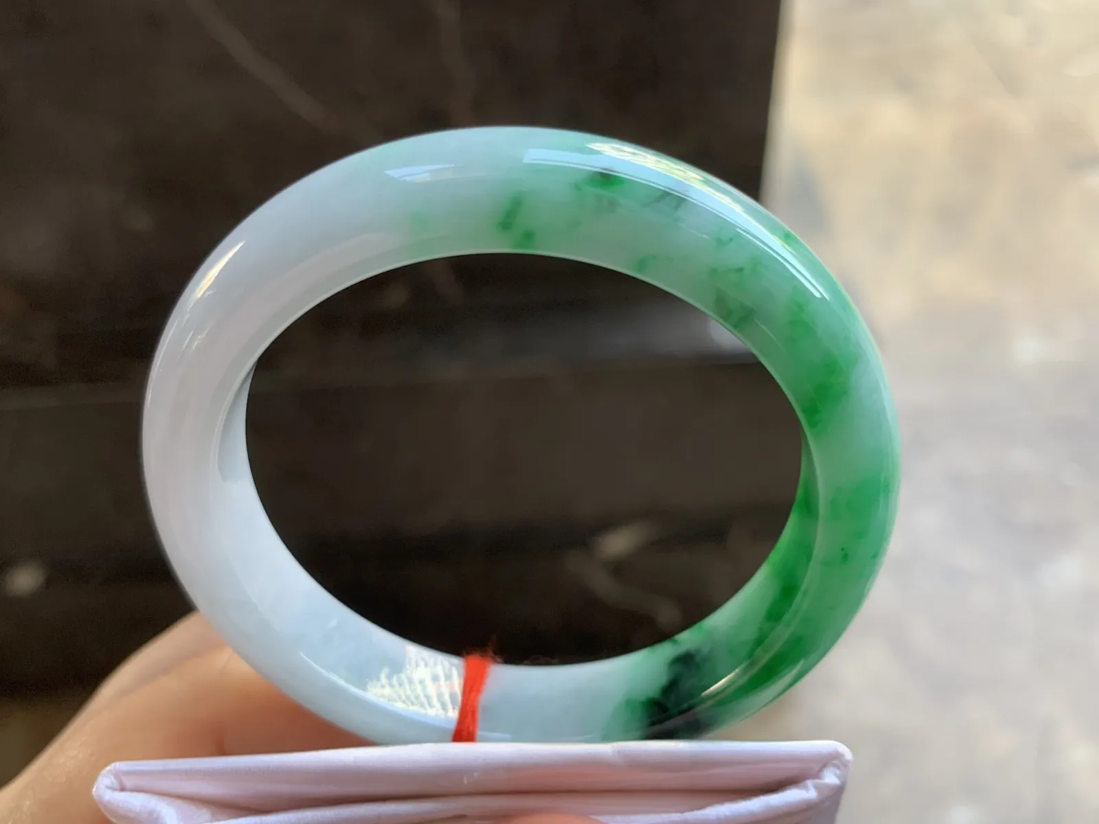 54.5-11.8-8.2mm
带色手镯 底子细腻 颜色辣绿 性价比推荐