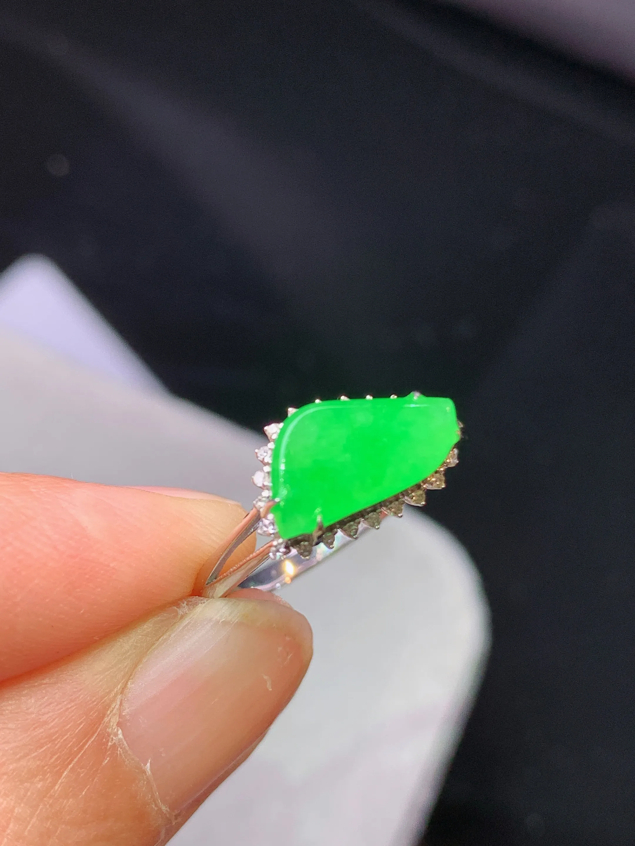18k金钻镶嵌满绿随形吊坠 玉质细腻 色泽艳丽清新 圈口13.5 整体尺寸8*12.6*6.3