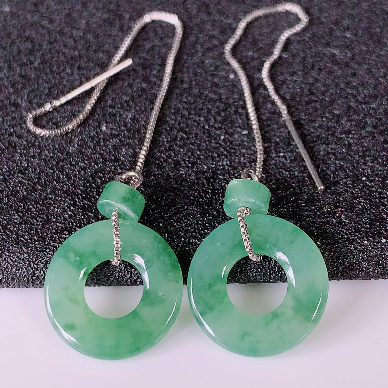 自然光实拍，冰种飘花翡翠一对平安扣耳坠，翠色灵动，玉质细腻，颜色漂亮，品相佳，佩戴佳品！配图银线 #