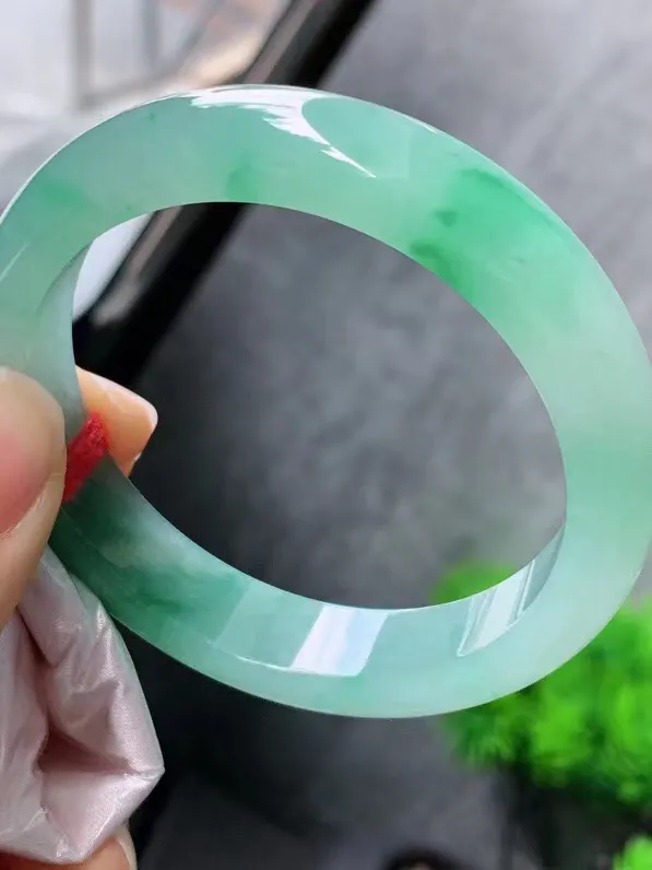 【翡翠名称】老种冰飘花55.6正圈口手镯
【翡翠尺寸】55.6/12.5/8mm适合54.6-57正