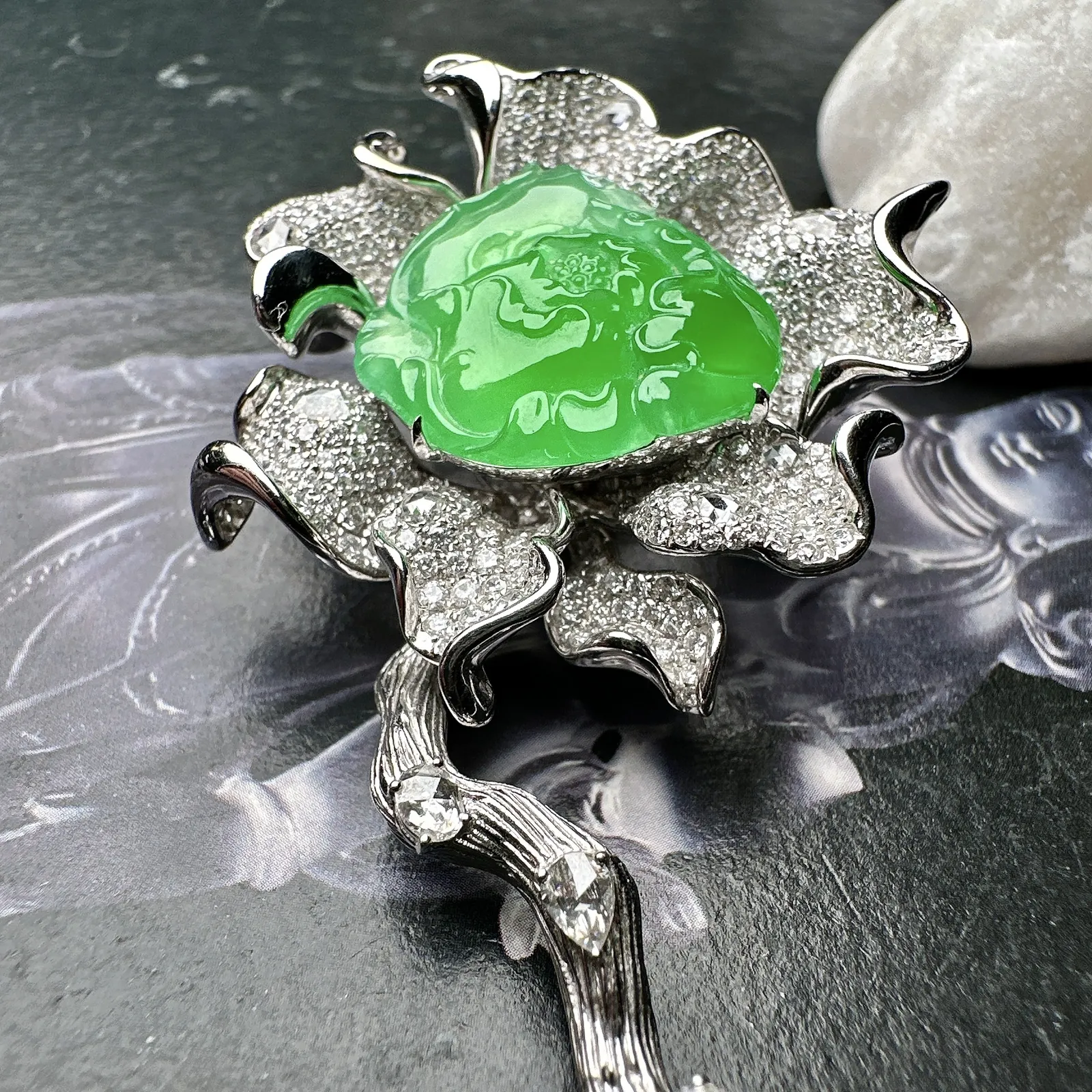 【冰种满绿牡丹花胸针】阳绿色泽，质地冰润，细腻起胶感，冰感十足，雕琢精美，18K金钻精美镶嵌，裸石尺寸20*20*6.5毫米