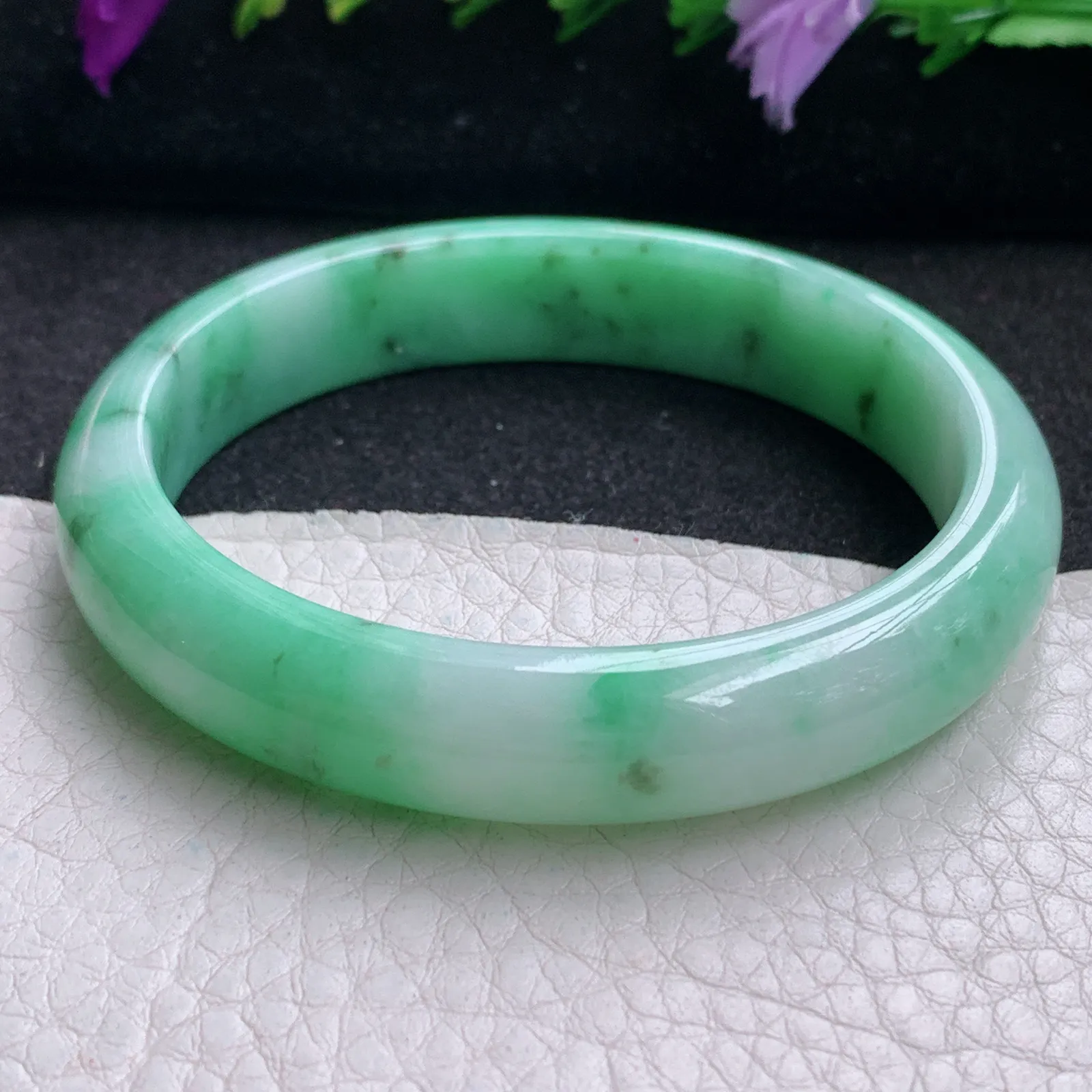 yh实拍54*48*11.2*7贵妃镯 天然缅甸翡翠飘绿宽边椭形玉手镯 玉手环