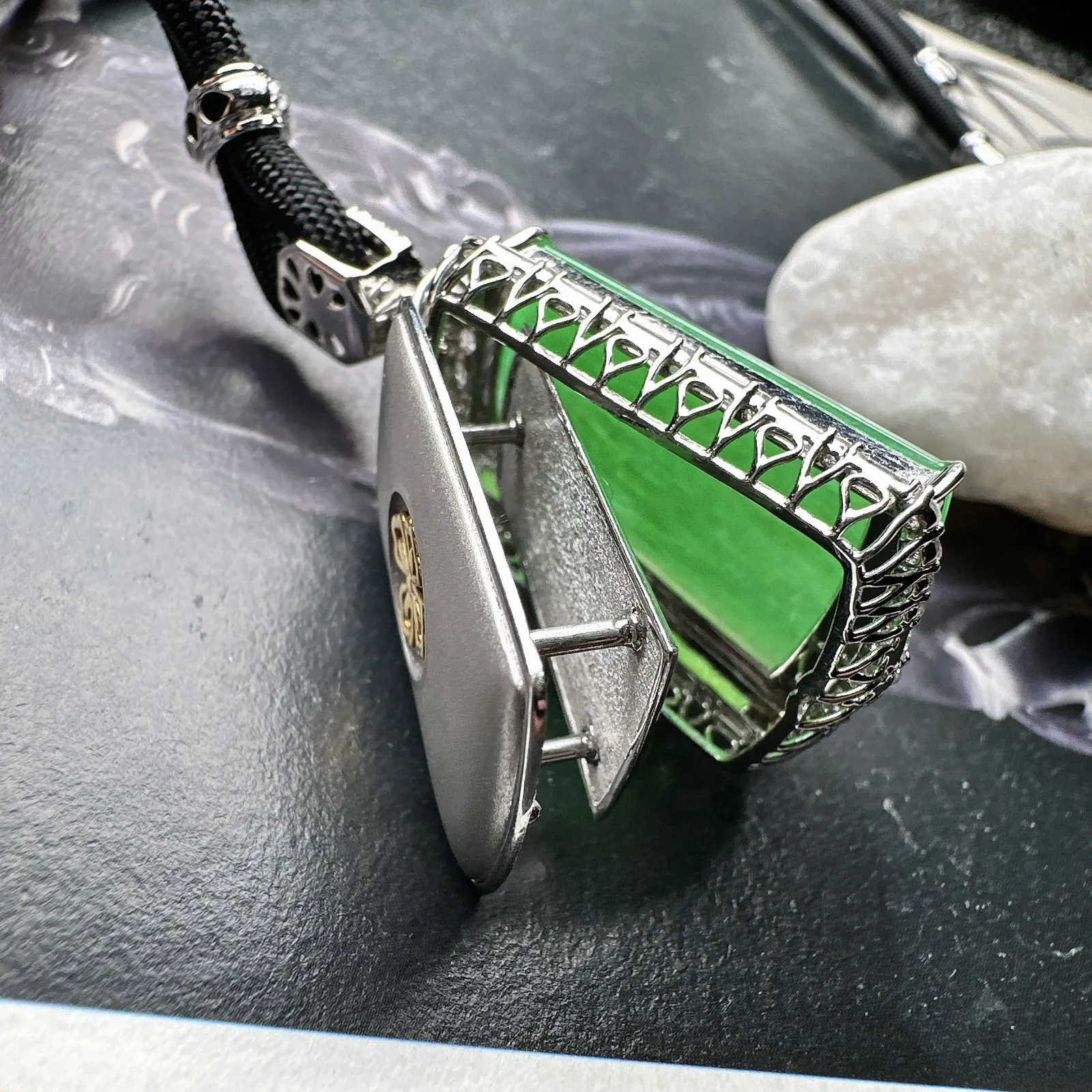 【冰种满绿无事牌】阳绿色泽，种水上乘，通透闪亮，晶莹剔透。18K金钻镶嵌，裸石尺寸26*18.5*2.6毫米。