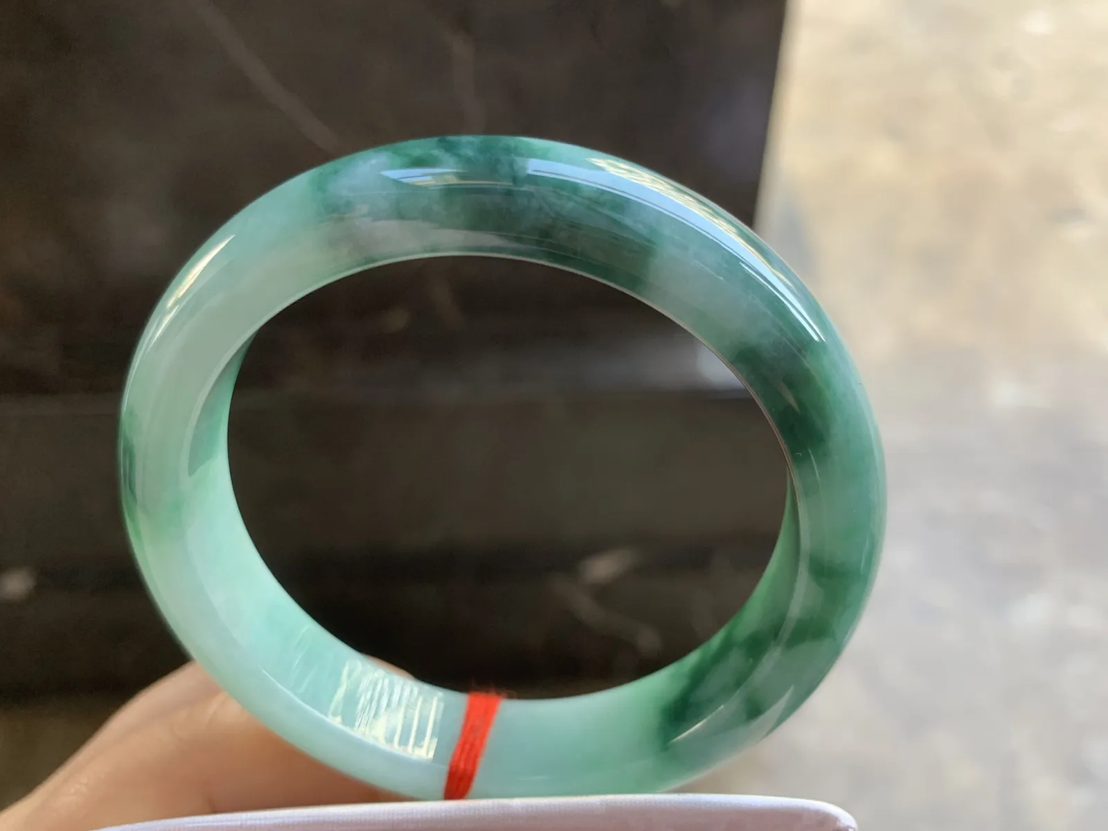 56-12.5-8.2mm
细糯种飘花手镯 底子细腻 花色浓郁