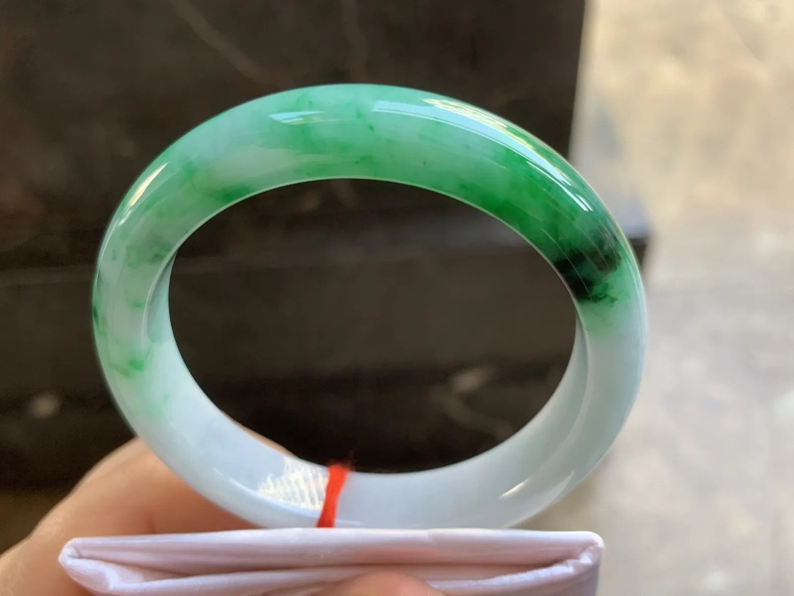 54.5-11.8-8.2mm
带色手镯 底子细腻 颜色辣绿 性价比推荐